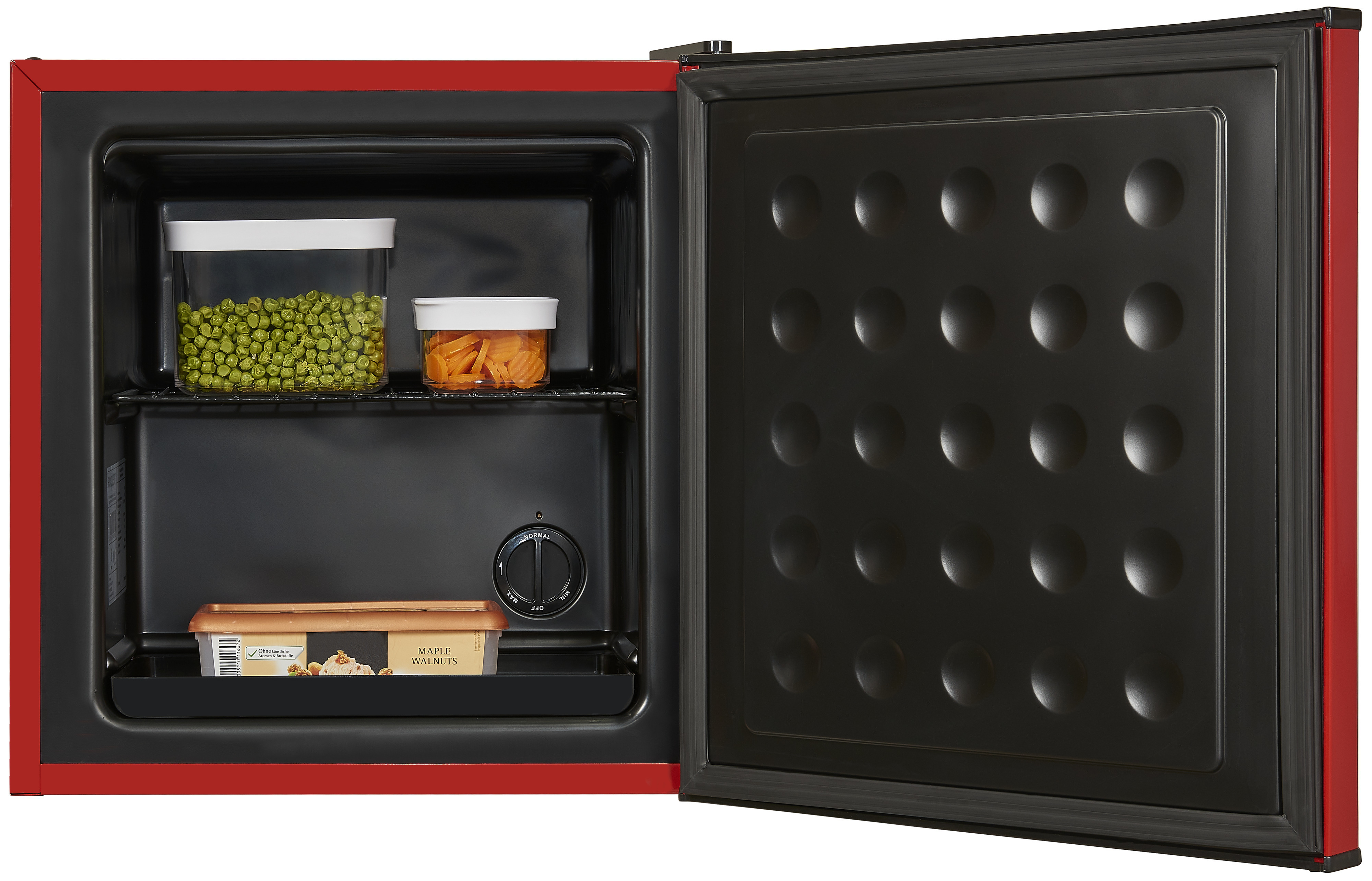Ein roter Mini-Kühlschrank mit offener Tür, der Regale mit Erbsen, Karotten und einem Tiefkühlgericht zeigt.