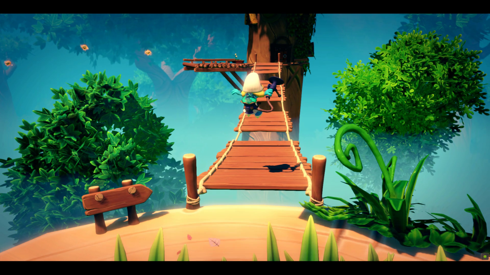 Postać Smerfa biegnie przez drewniany most w tętniącym życiem, animowanym środowisku leśnym.
