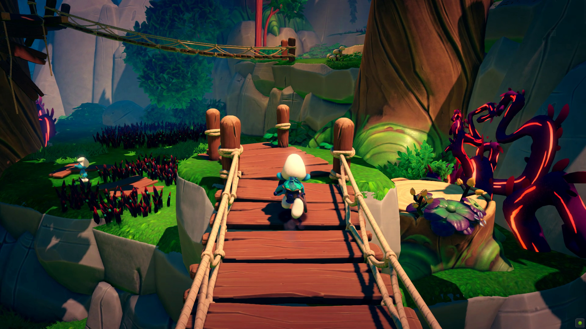 Smerf biegnie po drewnianym moście w kolorowym, animowanym otoczeniu z drzewami i skałami.