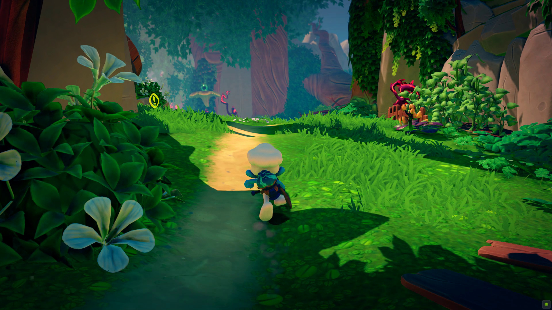 Smerf biegnący ścieżką w tętniącym życiem leśnym otoczeniu z bujną zielenią.