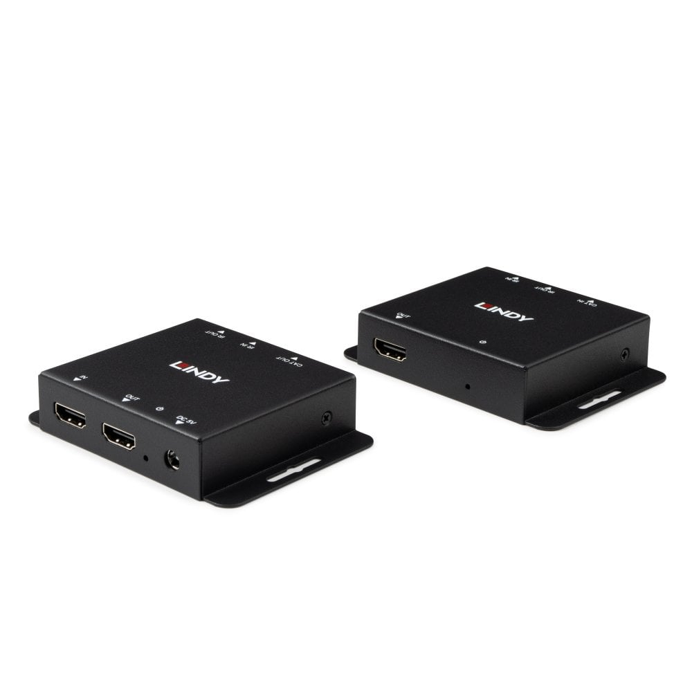 Dwa czarne pudełka przedłużaczy HDMI Lindy. Z jednej strony porty HDMI, z drugiej zasilanie i inne porty.