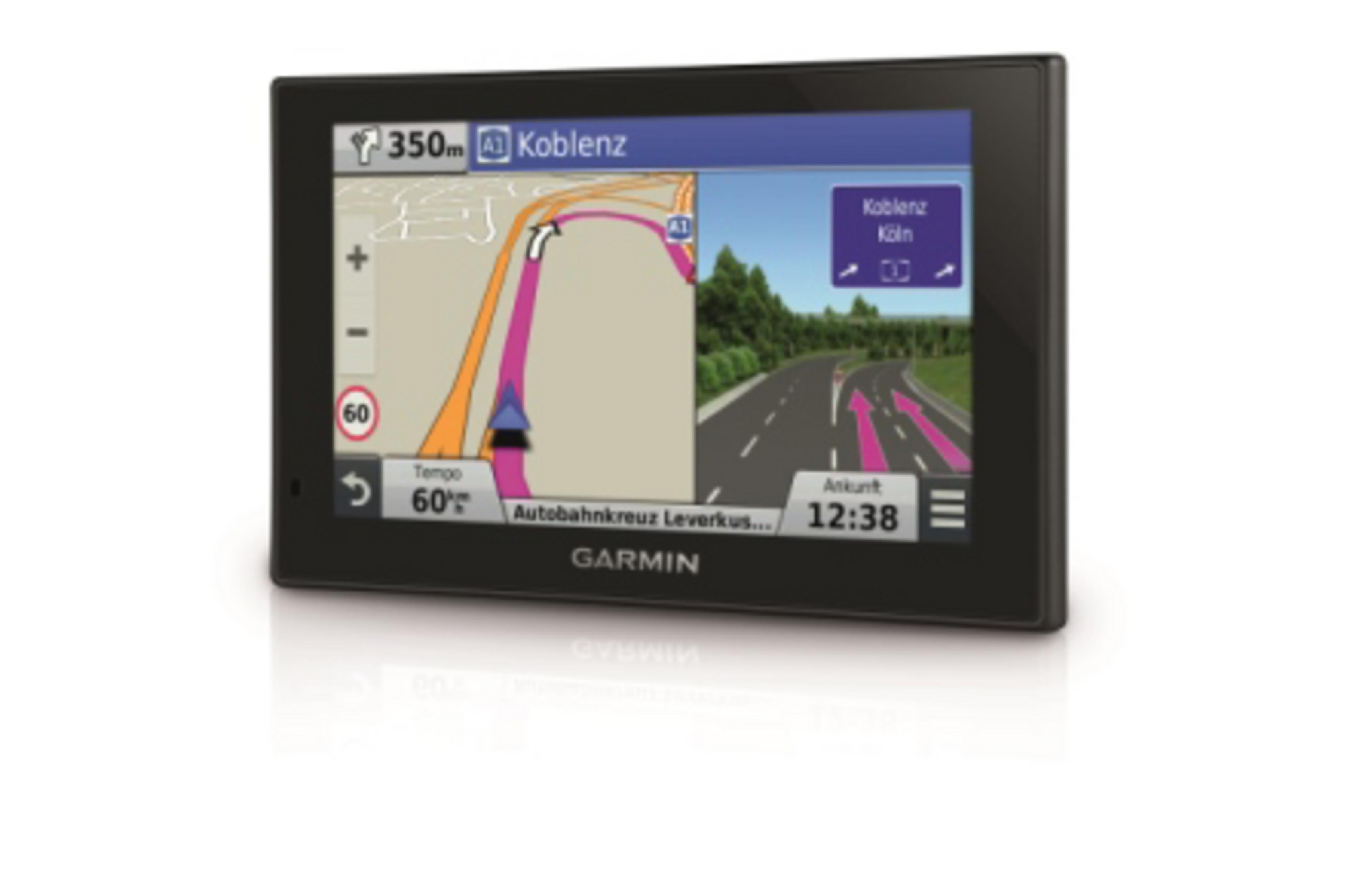 Garmin GPS, das eine Karte mit einer Route anzeigt. Zeigt eine Route mit Navigationsdetails und Geschwindigkeit.