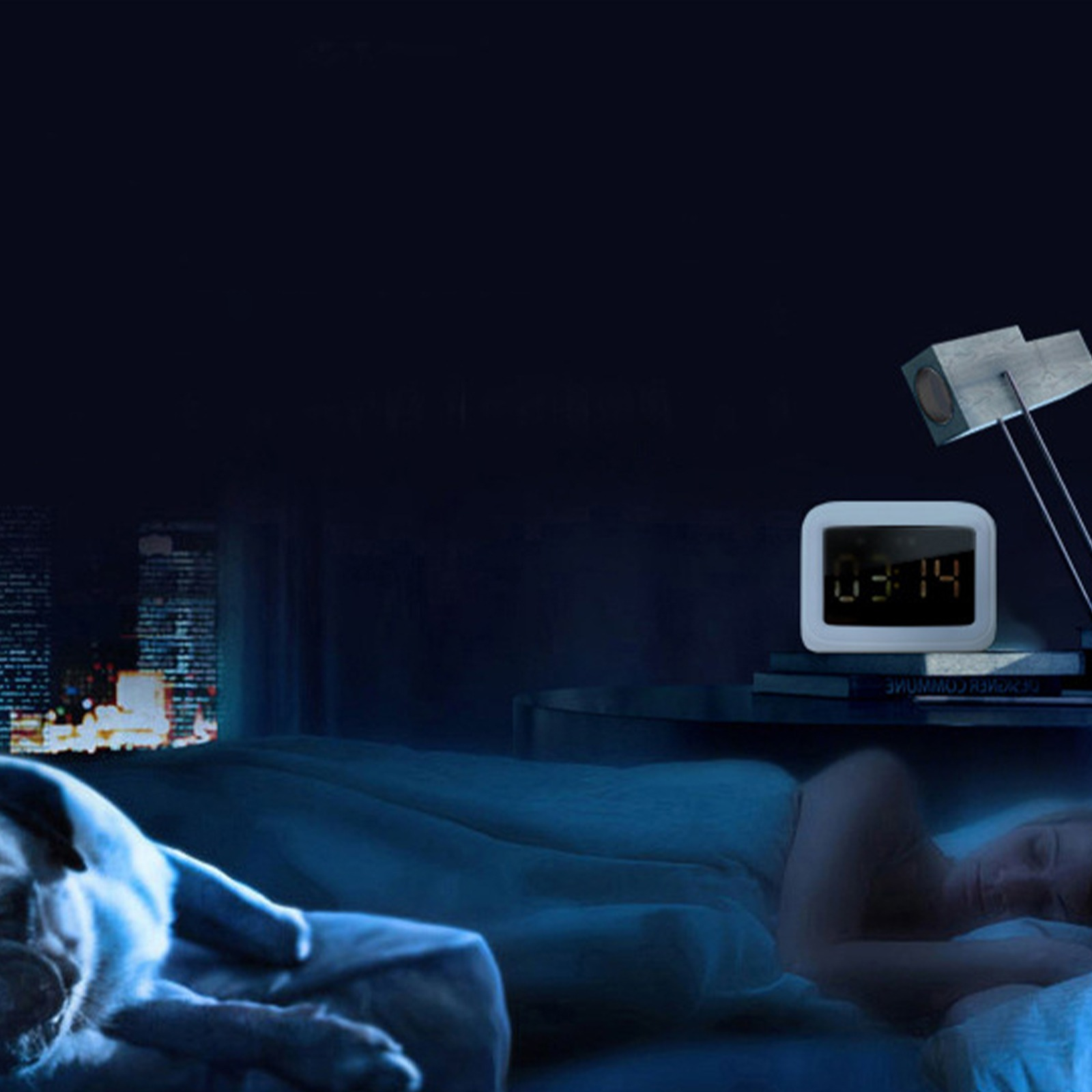 Ein Schlafzimmer bei Nacht. Eine Frau schläft im Bett. Eine Uhr und Lampe stehen auf einem Nachttisch.