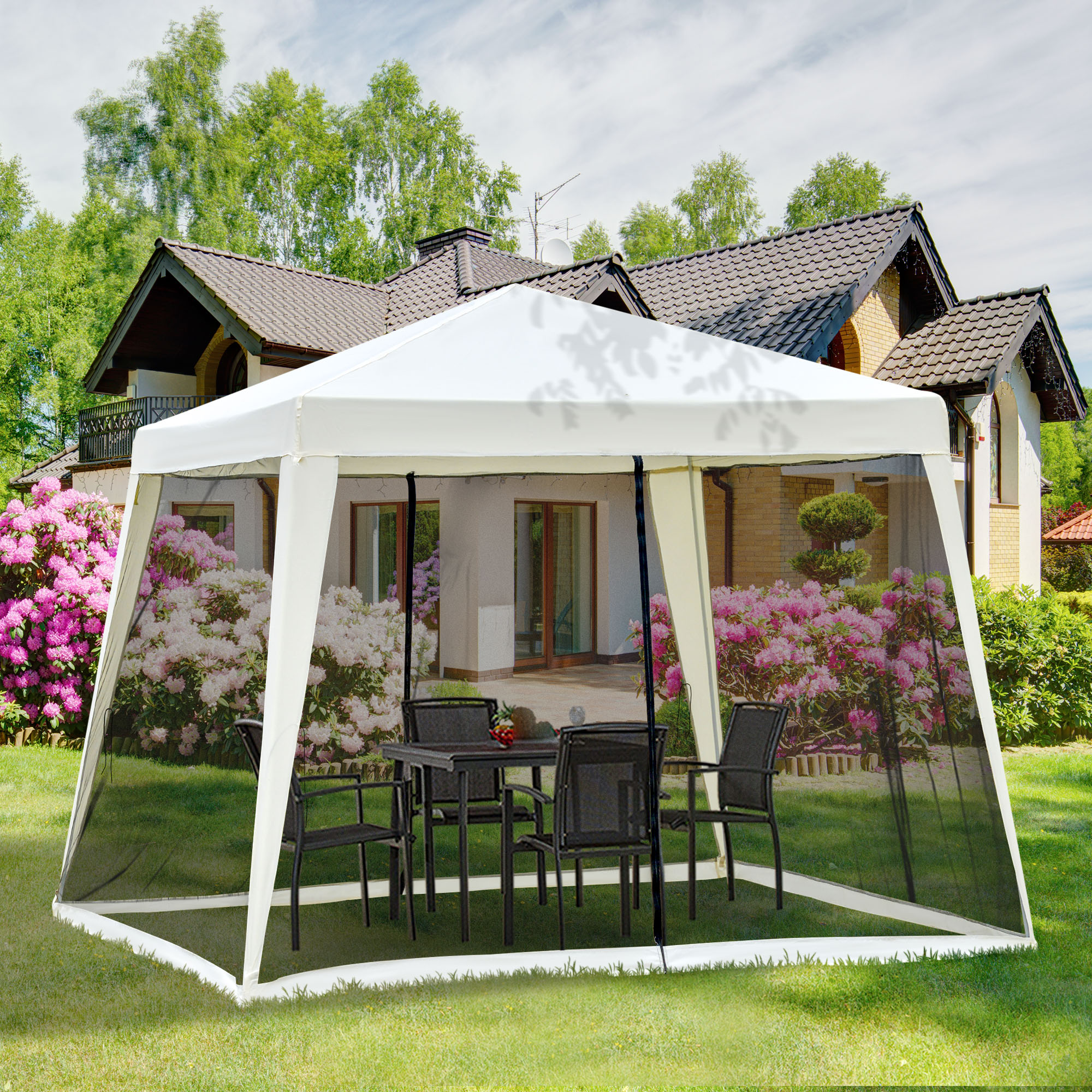 Un gazebo bianco con lati in rete nera. Un tavolo e delle sedie sono all'interno. Prato verde e alberi sullo sfondo.