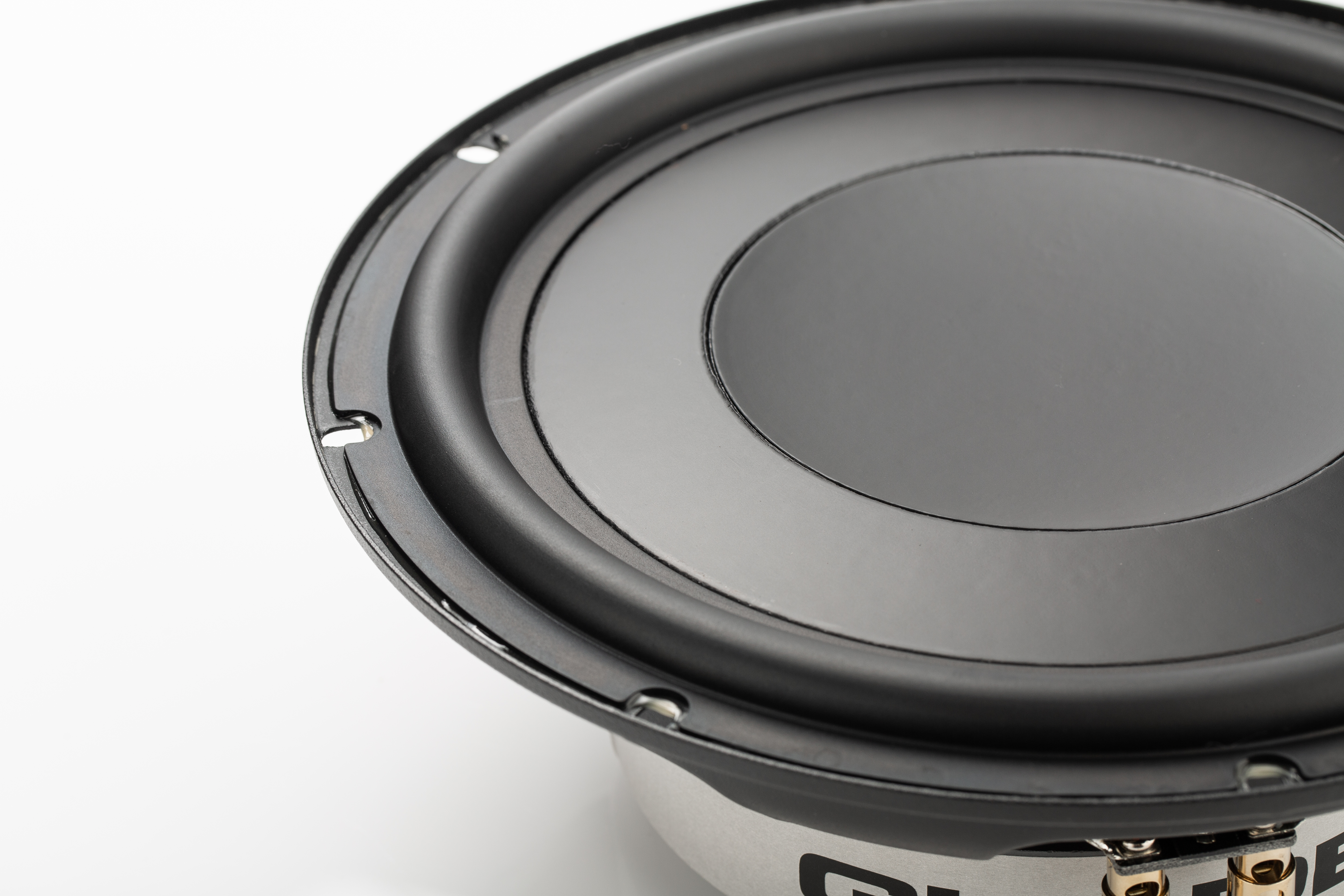 Schwarzer Subwoofer-Lautsprecher. Schwarzer Konus, silberner Rahmen mit Schraubenloch. Weißer Hintergrund.