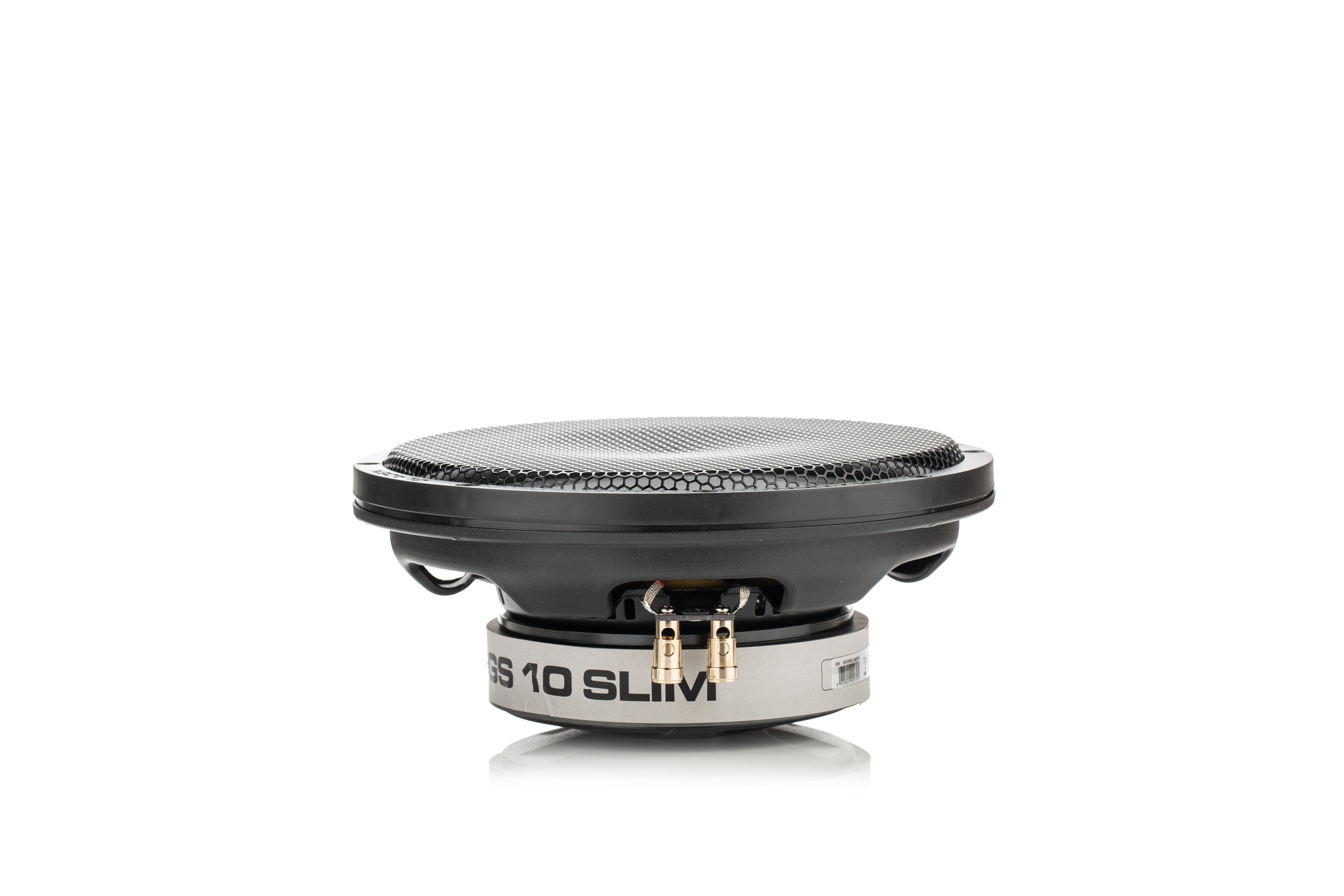 Schwarzer Subwoofer-Lautsprecher. Er hat ein Gitter oben, silberner Rahmen mit Text. Weißer Hintergrund.