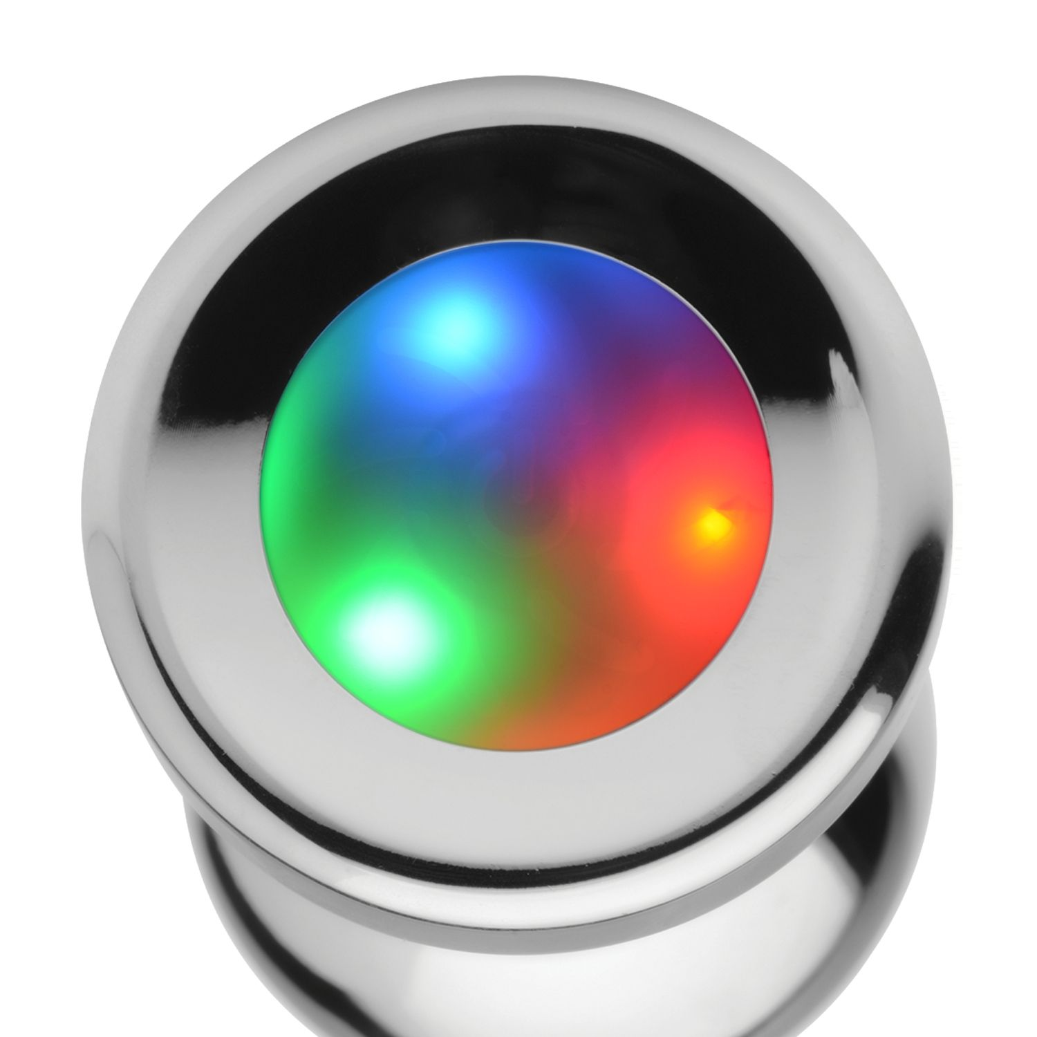 Nahaufnahme eines Chrom-Plug mit buntem LED-Licht, das aus der Spitze austritt.