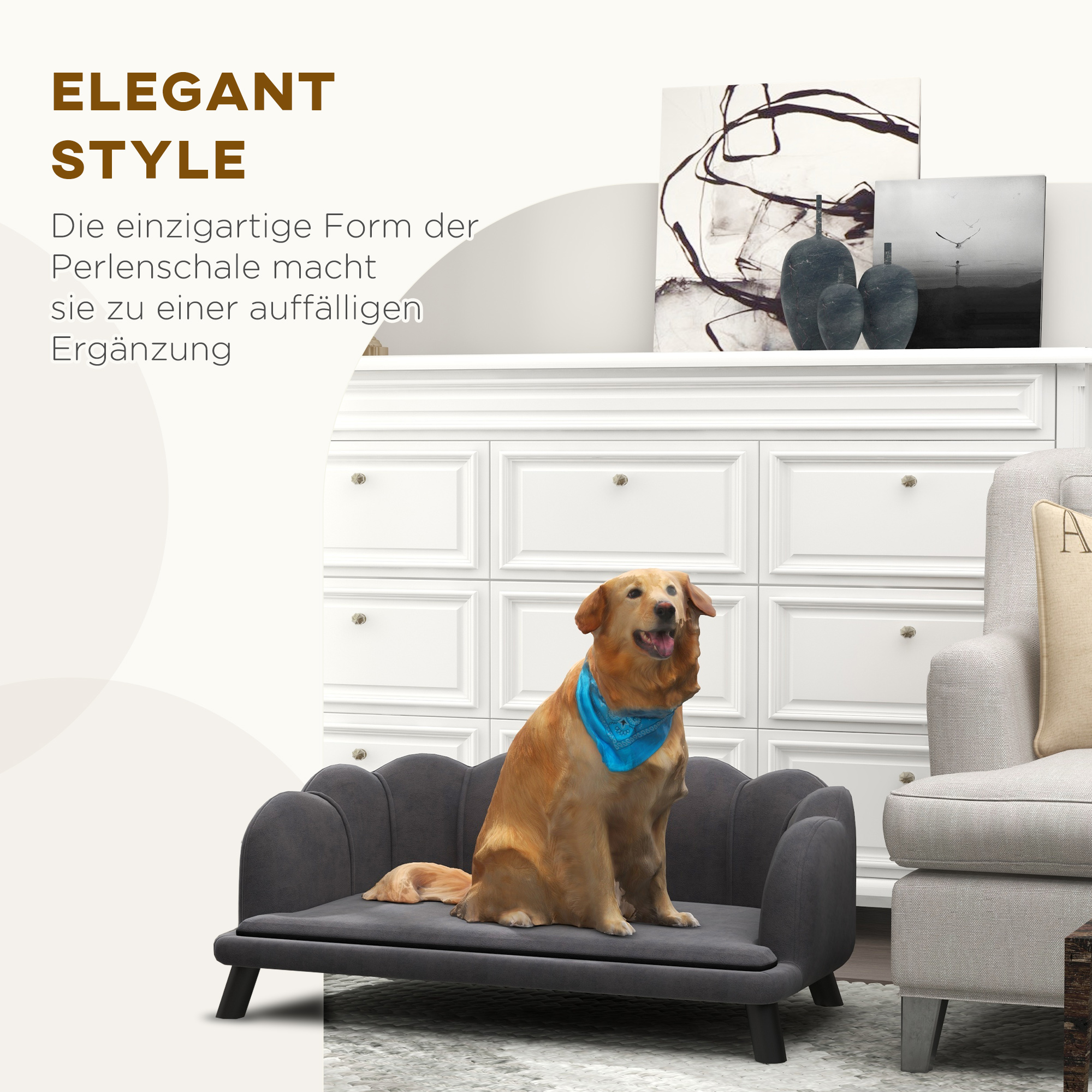 Ein Hund sitzt auf einem grauen Sofa in einem Raum mit Gemälden und Möbeln.