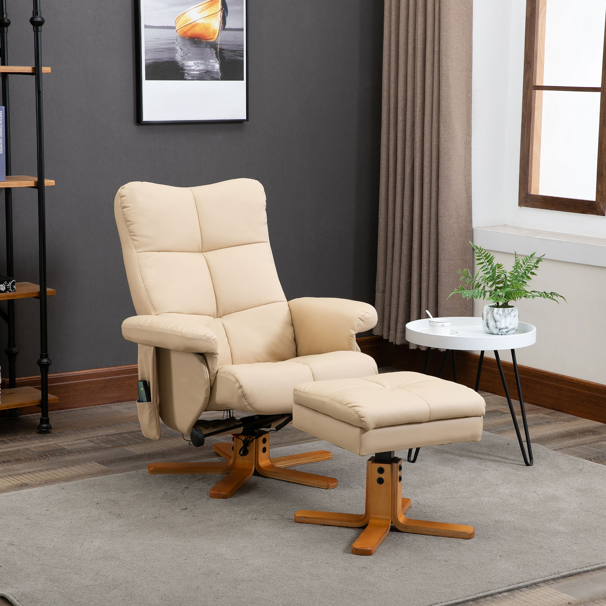 Sillón reclinable color crema con un reposapiés a juego sobre una alfombra gris, junto a una mesita y ventana.