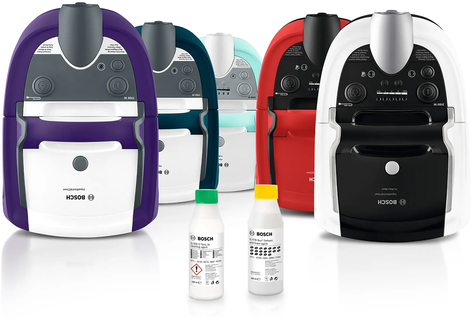 Pięć odkurzaczy w różnych kolorach i dwie butelki środka czyszczącego.