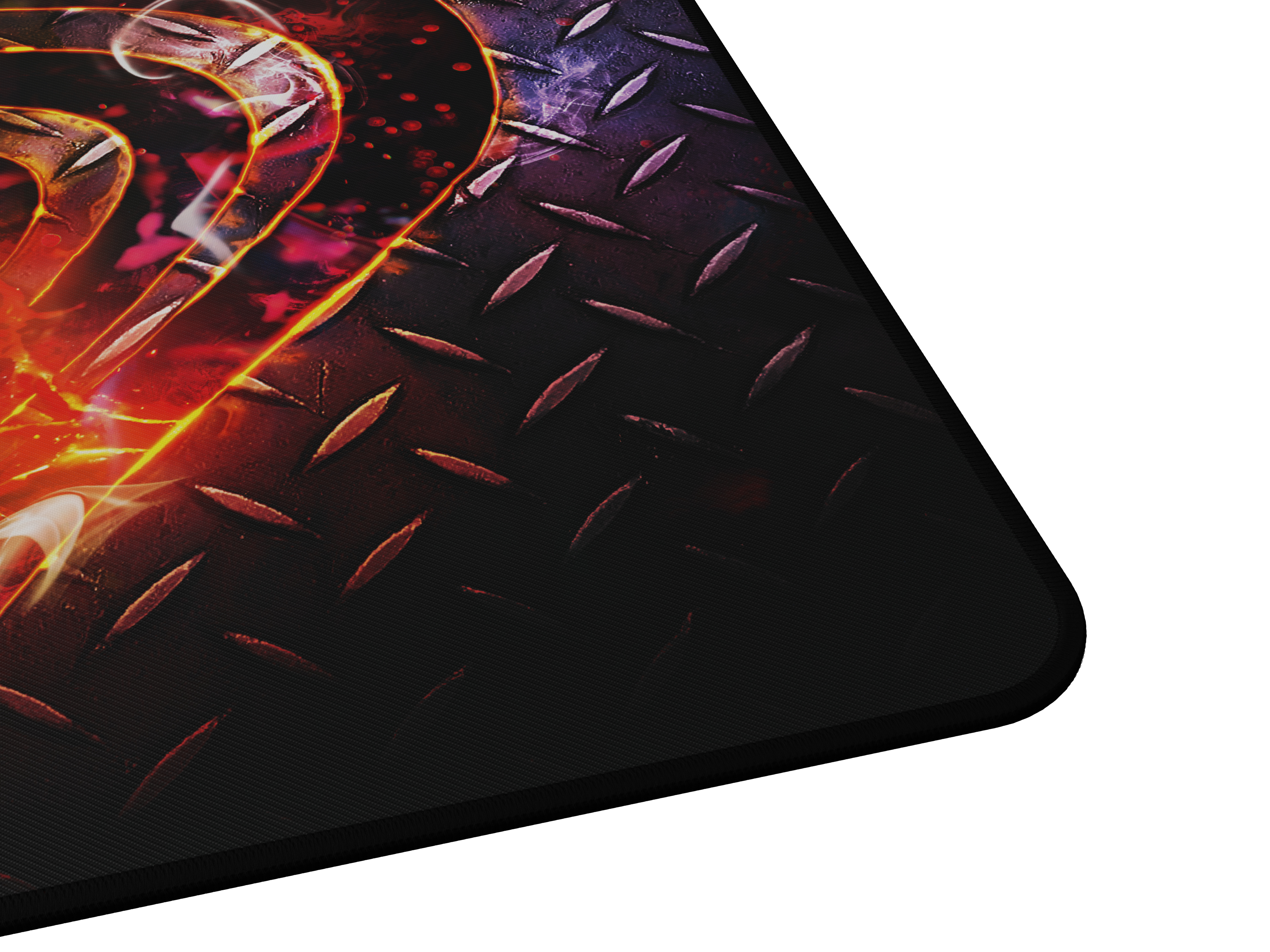 Gros plan d'un tapis de souris avec motif losange noir et logo. Effet de flammes et de fumée.
