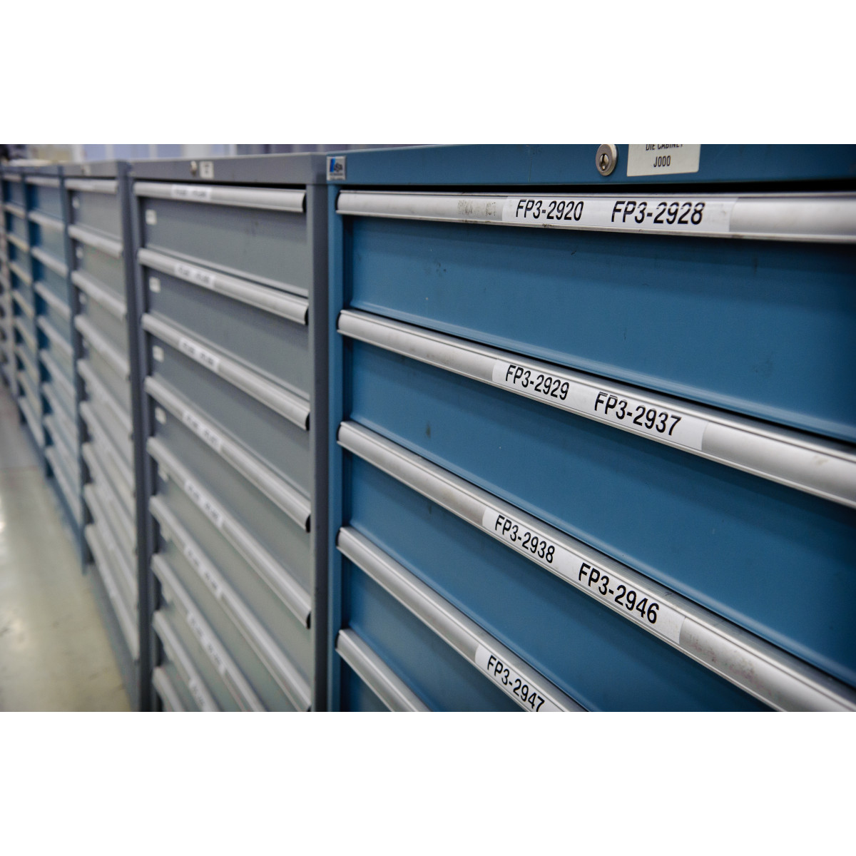 Szuflady z etykietami w pokoju. Tło jest białe.