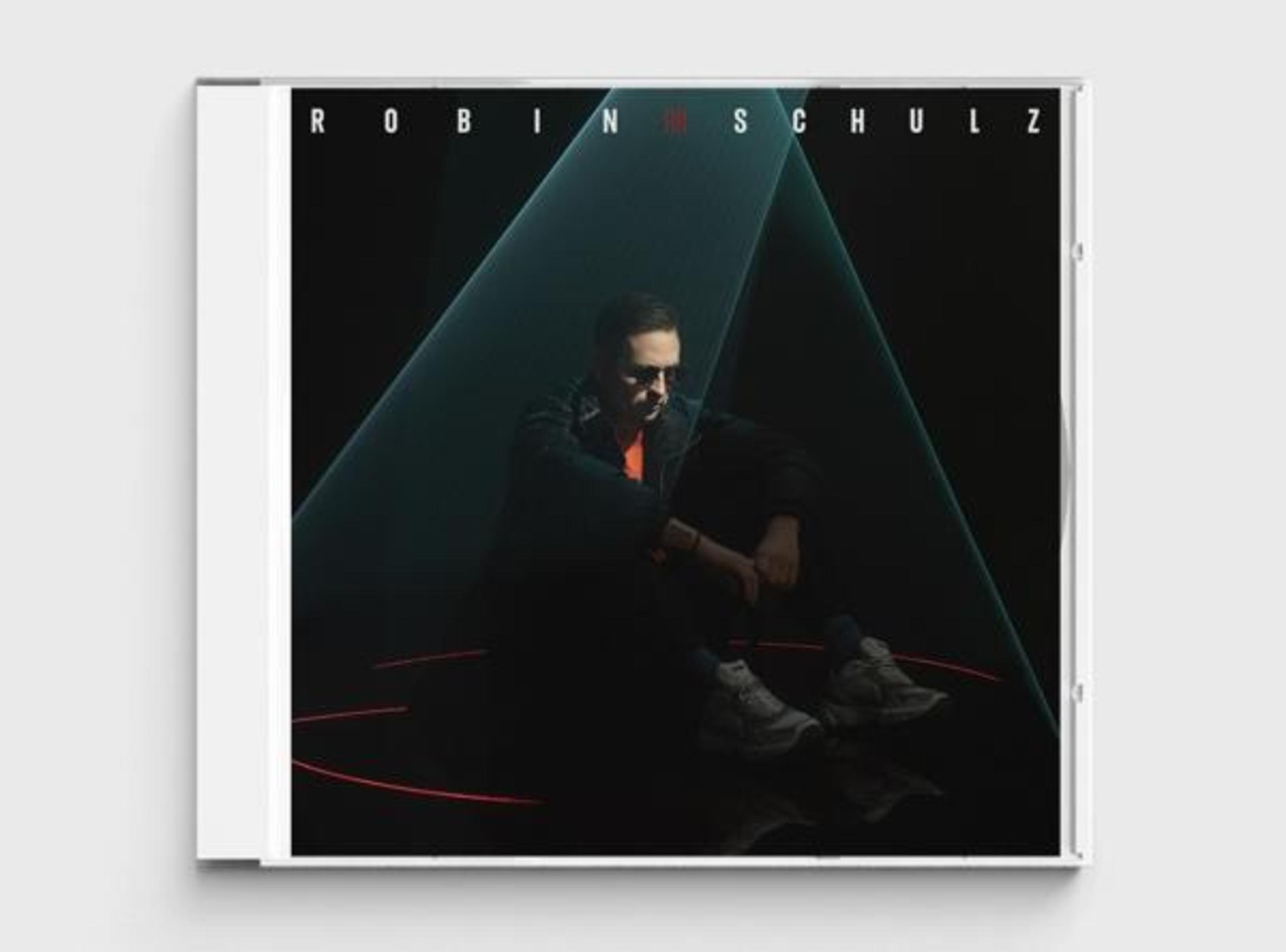 Okładka albumu Robina Schulza. Mężczyzna w okularach przeciwsłonecznych siedzi, ciemne tło z zielonymi i czerwonymi liniami.