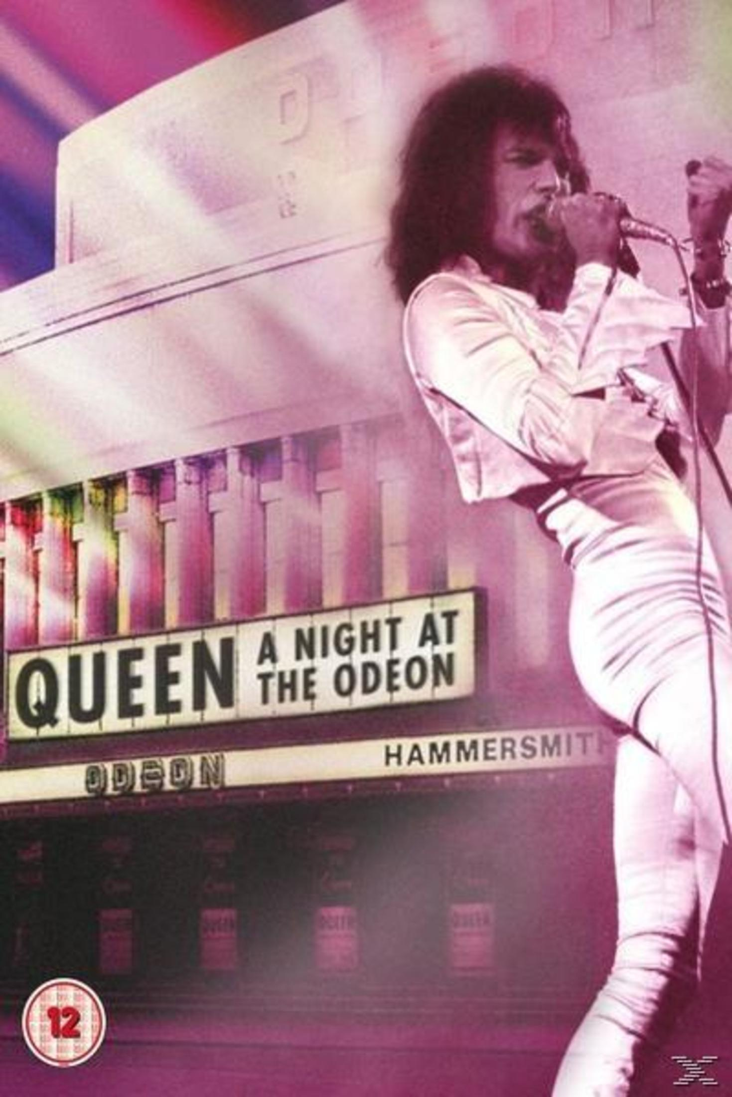 Okładka albumu Queen z Freddiem Mercurym na scenie w Hammersmith Odeon, różowe tło.