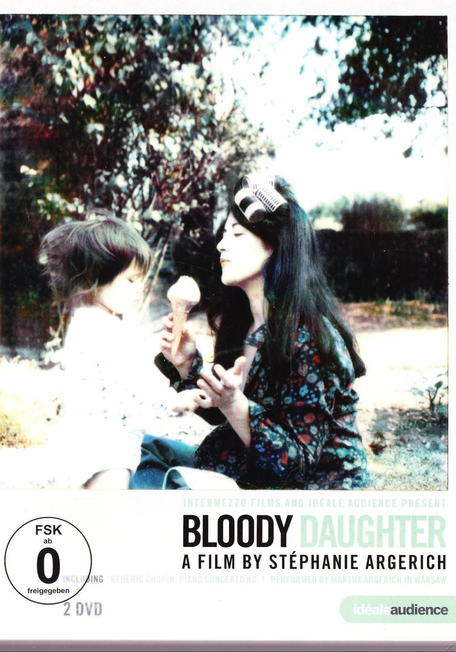 Okładka filmu: kobieta i dziecko z lodami. Drzewa i tekst w tle.