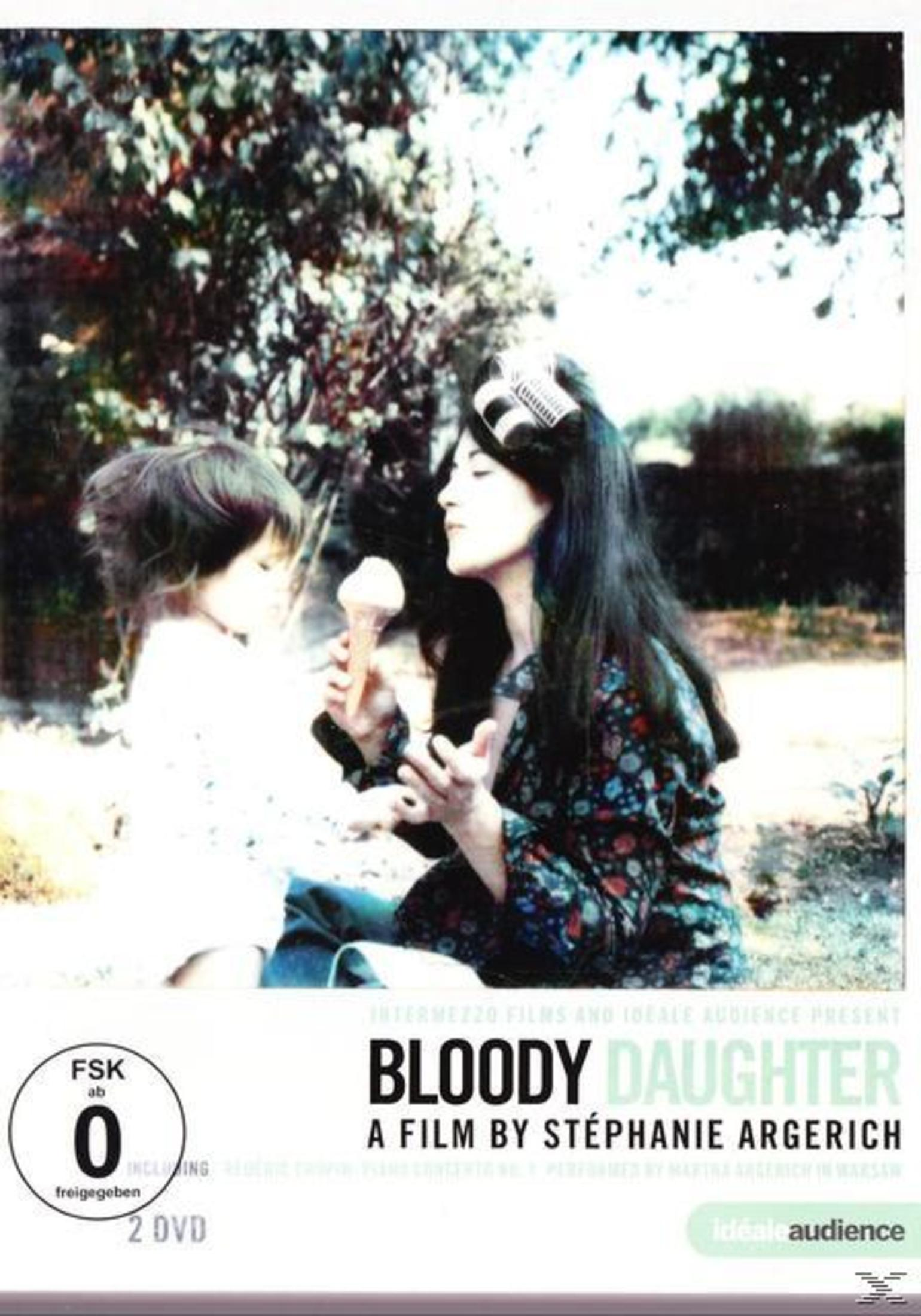 Okładka filmu: kobieta i dziecko z lodami. Drzewa i tekst w tle.