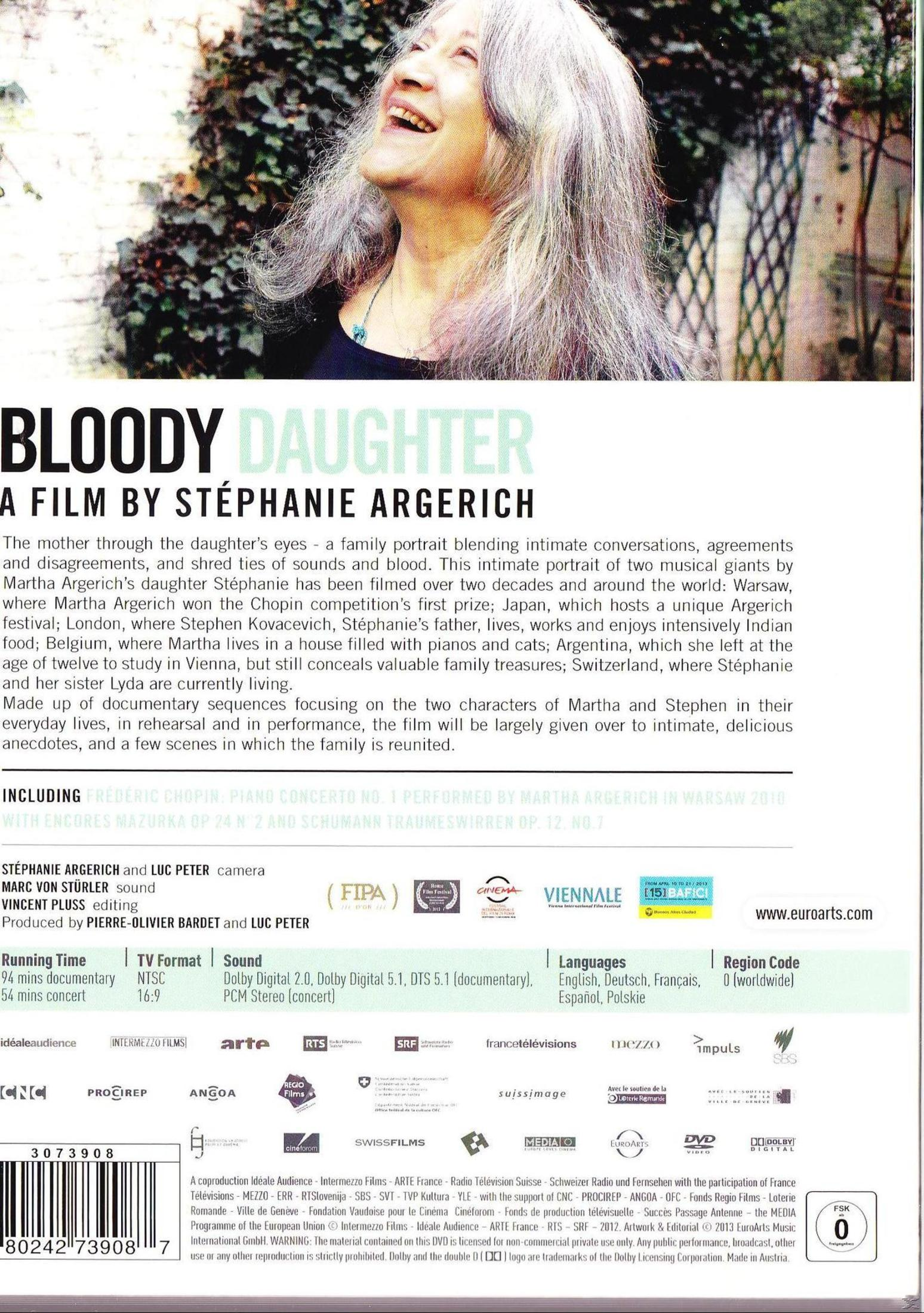 Okładka DVD filmu Bloody Daughter, z uśmiechniętą kobietą. Tekst szczegółowo opisuje film Stéphanie Argerich.