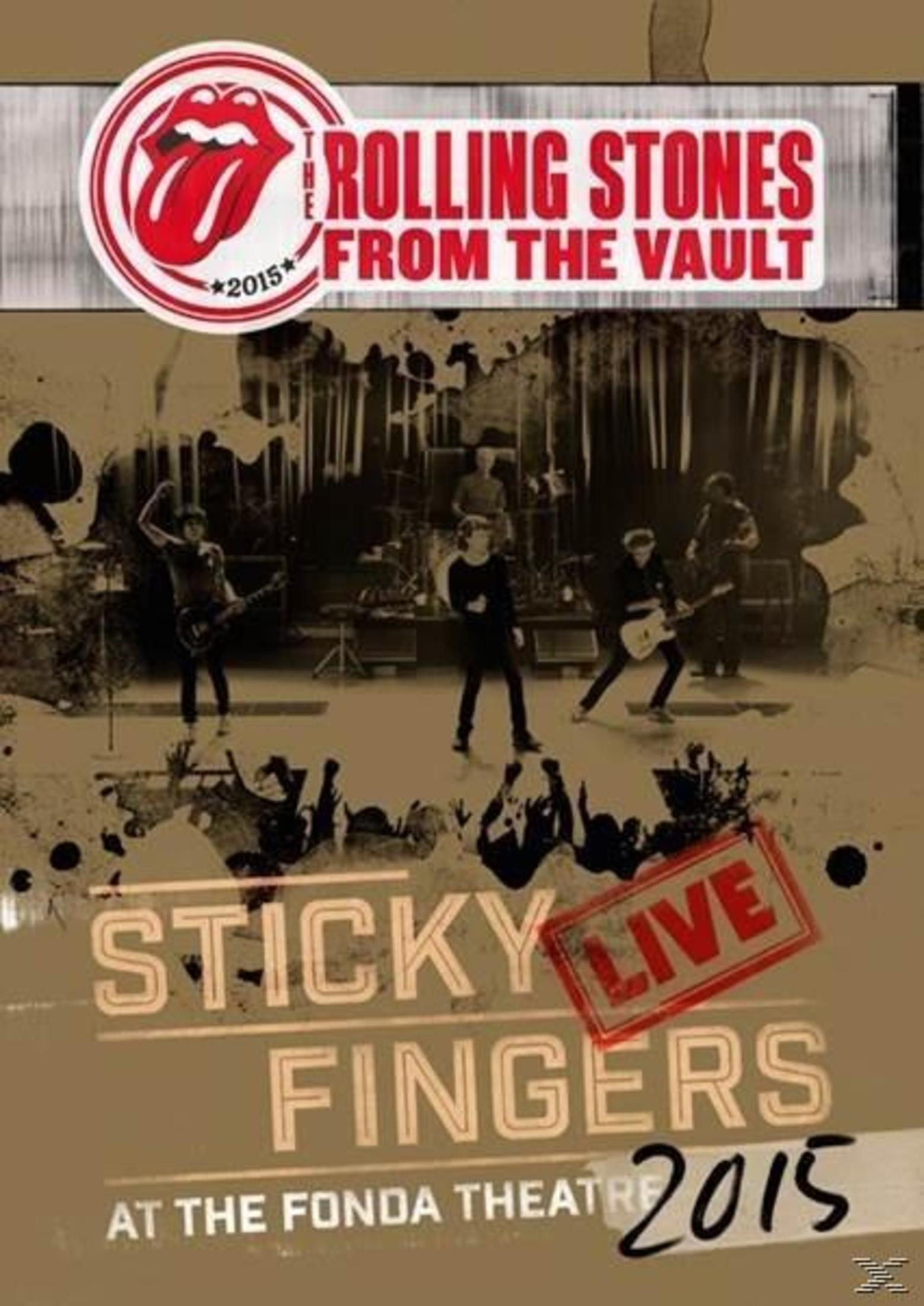 Okładka albumu Rolling Stones z zespołem, sceną i tekstem. Tytuł to 'Sticky Fingers Live'.