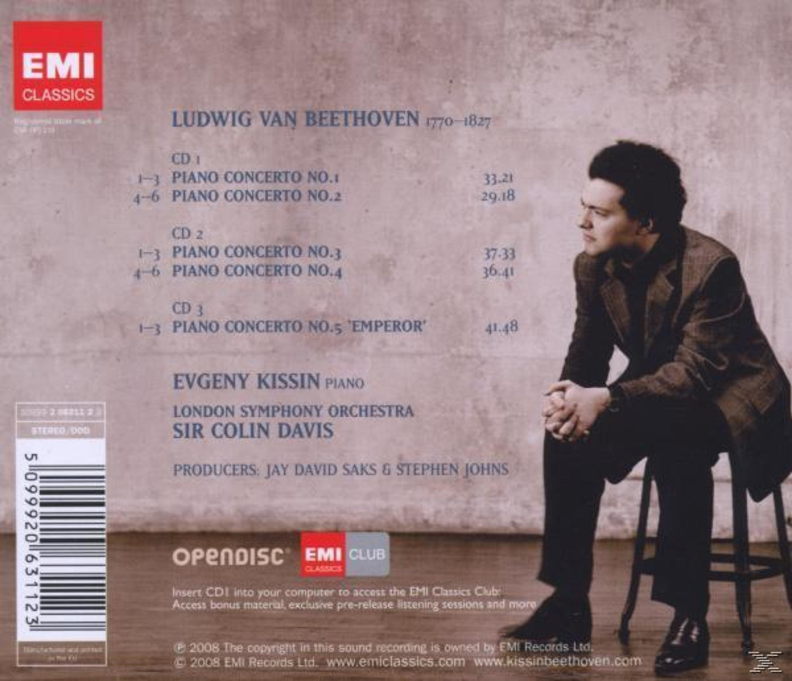 Copertina del CD. Concerti per pianoforte di Beethoven. Evgeny Kissin. Uomo in giacca e cravatta seduto su una sedia, che guarda altrove.