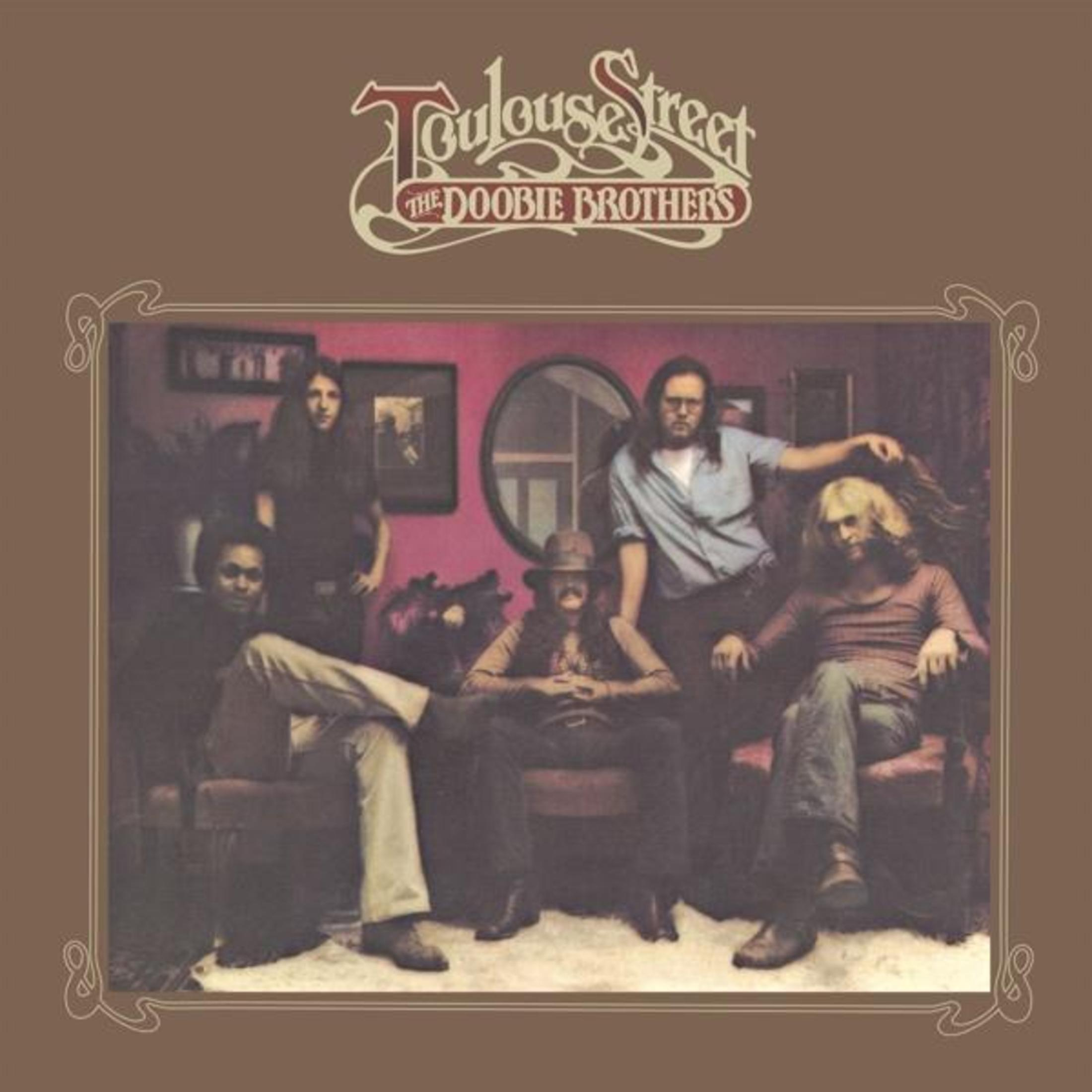 Copertina dell'album con i Doobie Brothers. La band è seduta su un divano in una stanza.