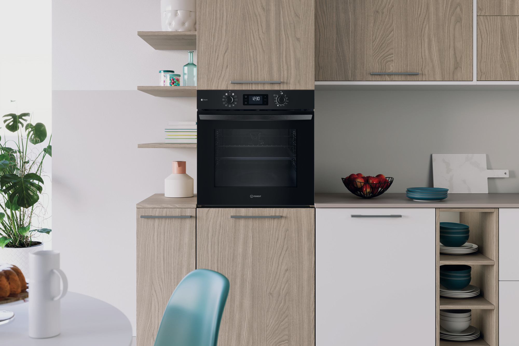 Una escena de cocina con un horno instalado en un armario de madera. También hay una mesa.