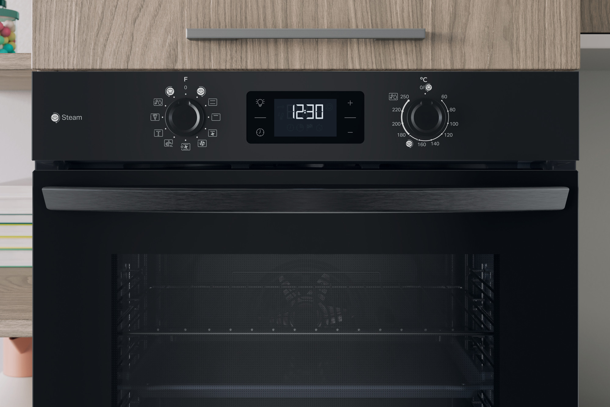 Un horno negro con pantalla digital y control de temperatura. La marca es Indesit.