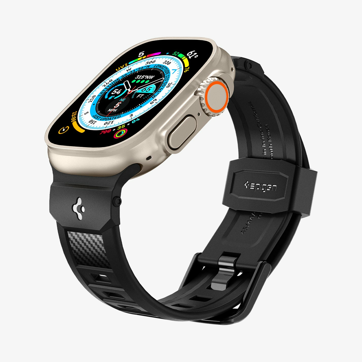 Apple Watch Ultra z czarnym paskiem, pochylony, pokazujący cyfrowy wyświetlacz.
