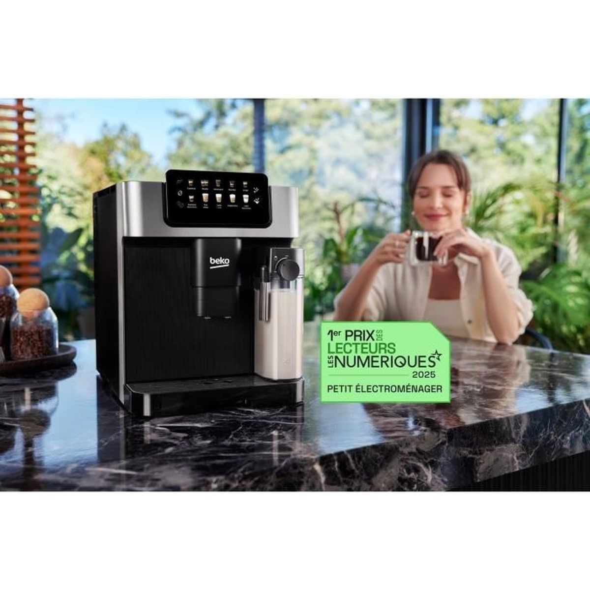 Ekspres do kawy z różnymi rodzajami kawy. Dwie filiżanki kawy przed nim.