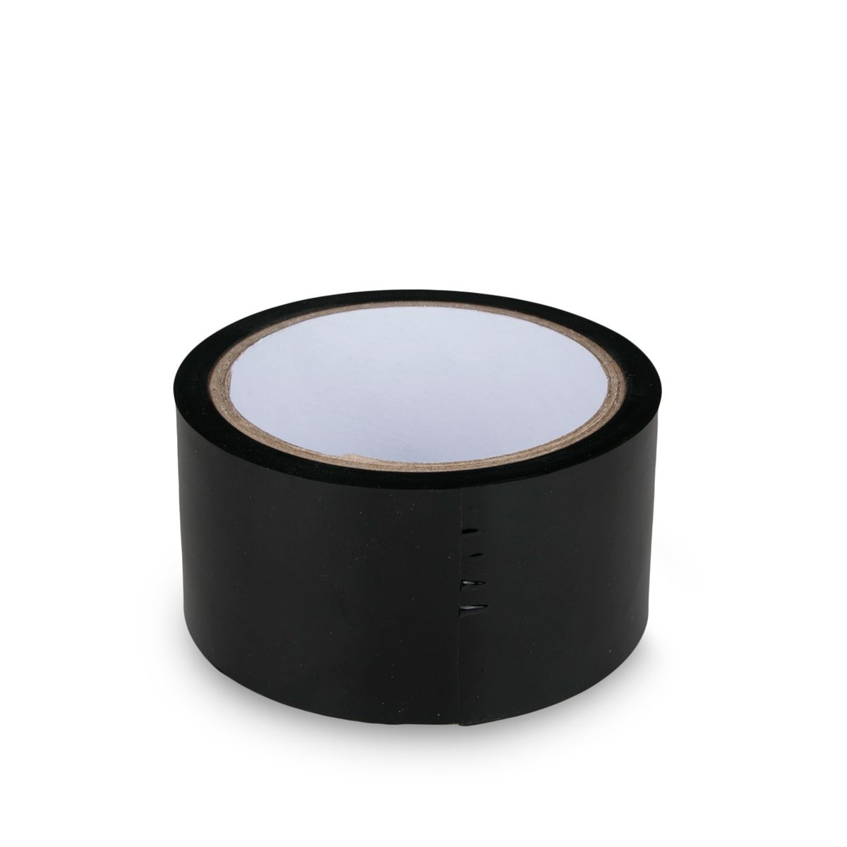 Rolka czarnej taśmy izolacyjnej na białym tle. Taśma jest okrągła.