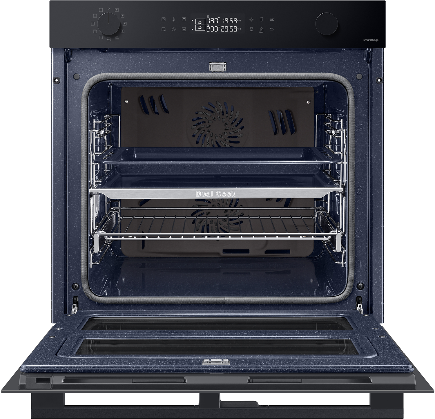 Oveninterieur met open deur, bakplaten en bedieningselementen. De oven is donkerblauw van binnen.