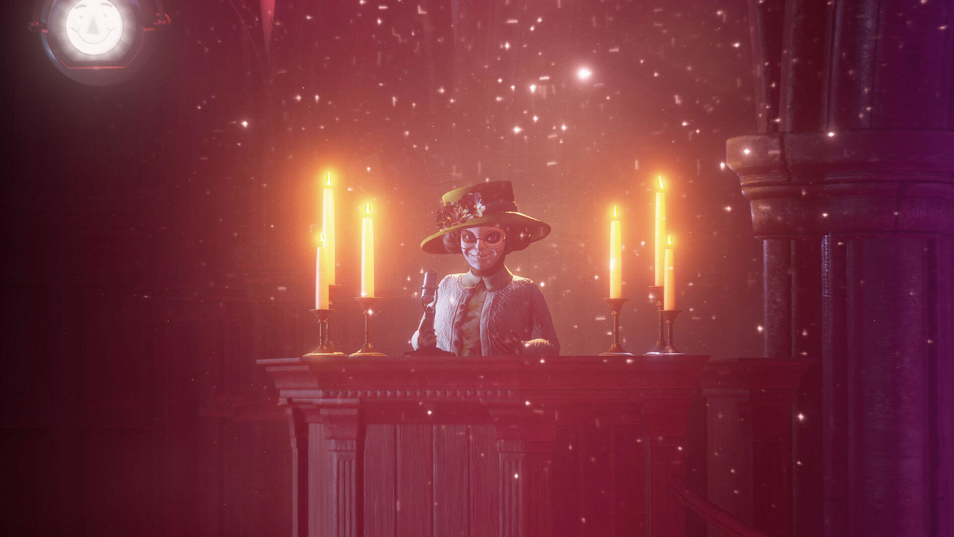 Kobieta w kapeluszu i okularach stoi na scenie ze świecami, w słabo oświetlonym pokoju.