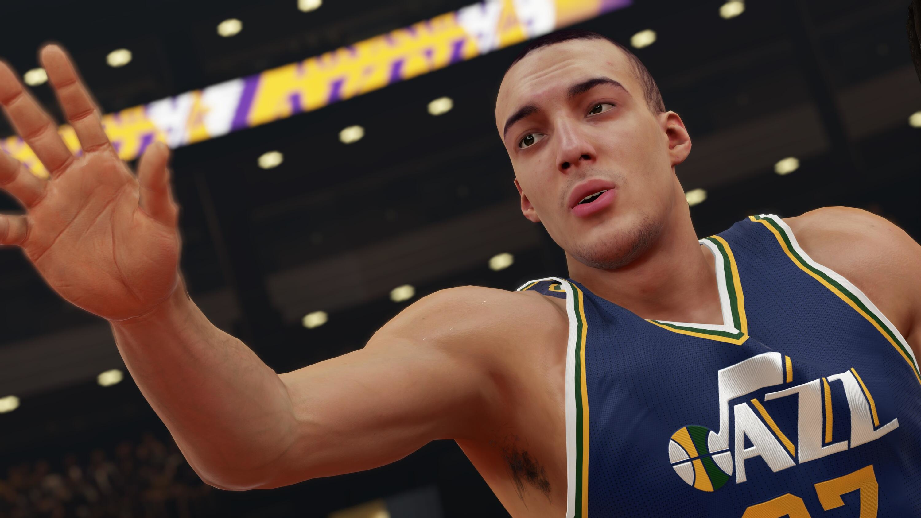Immagine del gioco di basket NBA 2K. Un giocatore di basket con maglia blu si allunga.