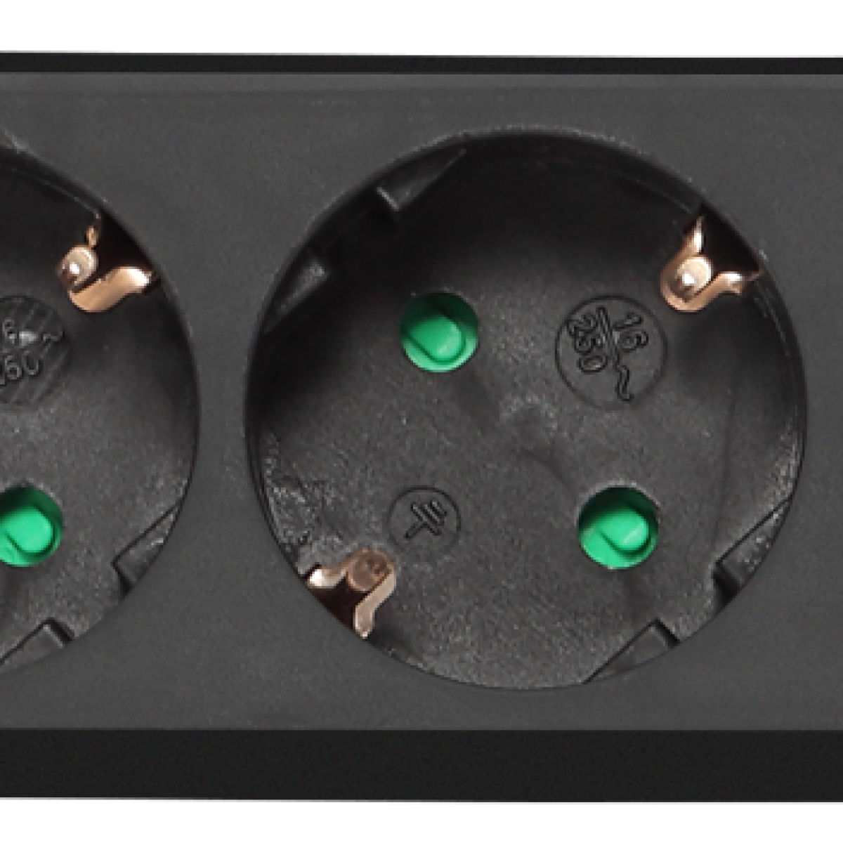 Close-up van een zwart stopcontact met drie groene gaten.