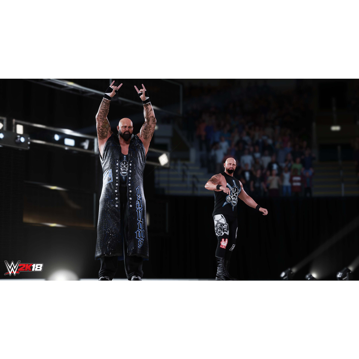 Dos luchadores en un escenario en el ring, uno levantando los brazos, el otro listo.