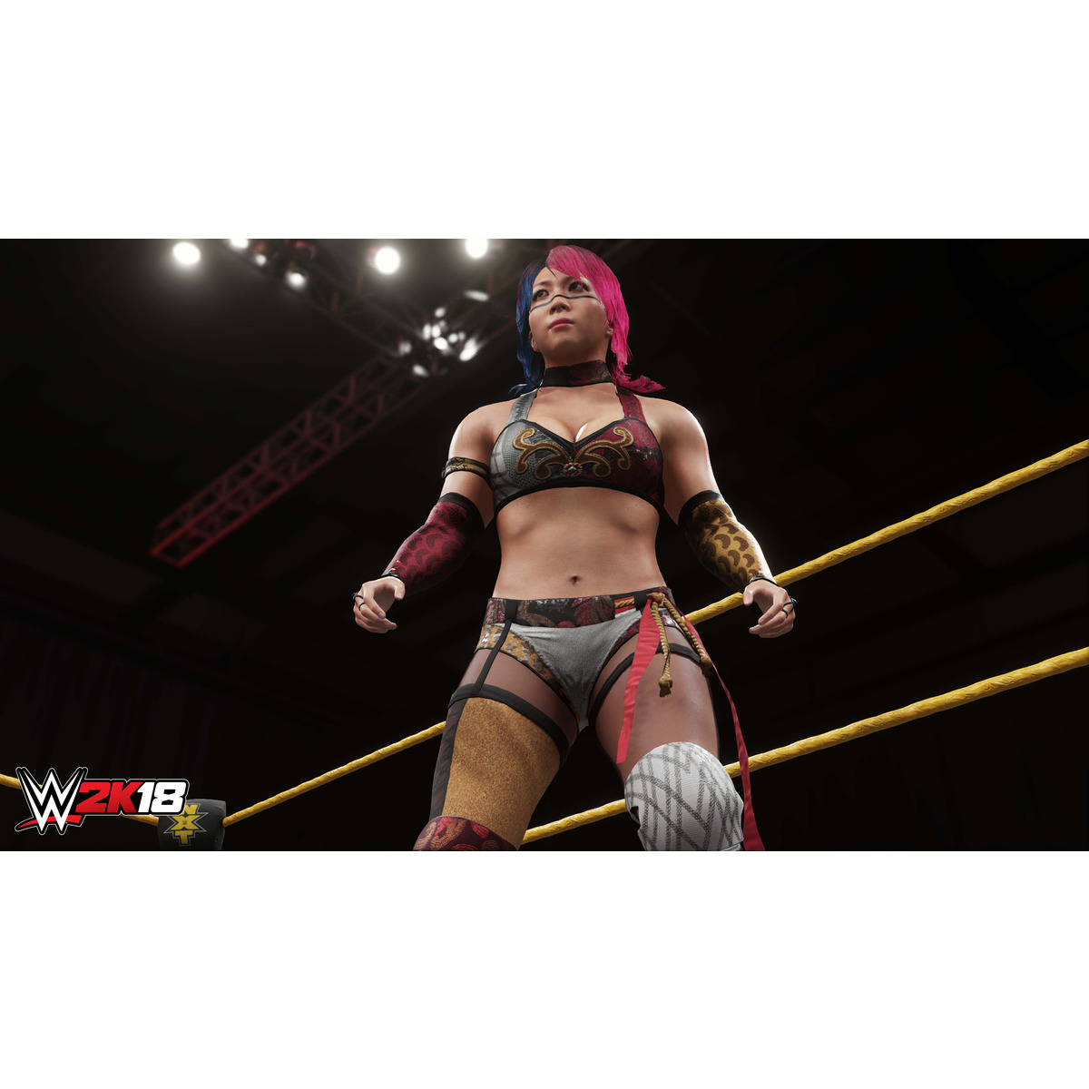 Portada del videojuego WWE 2K18. Una luchadora posa en el ring.