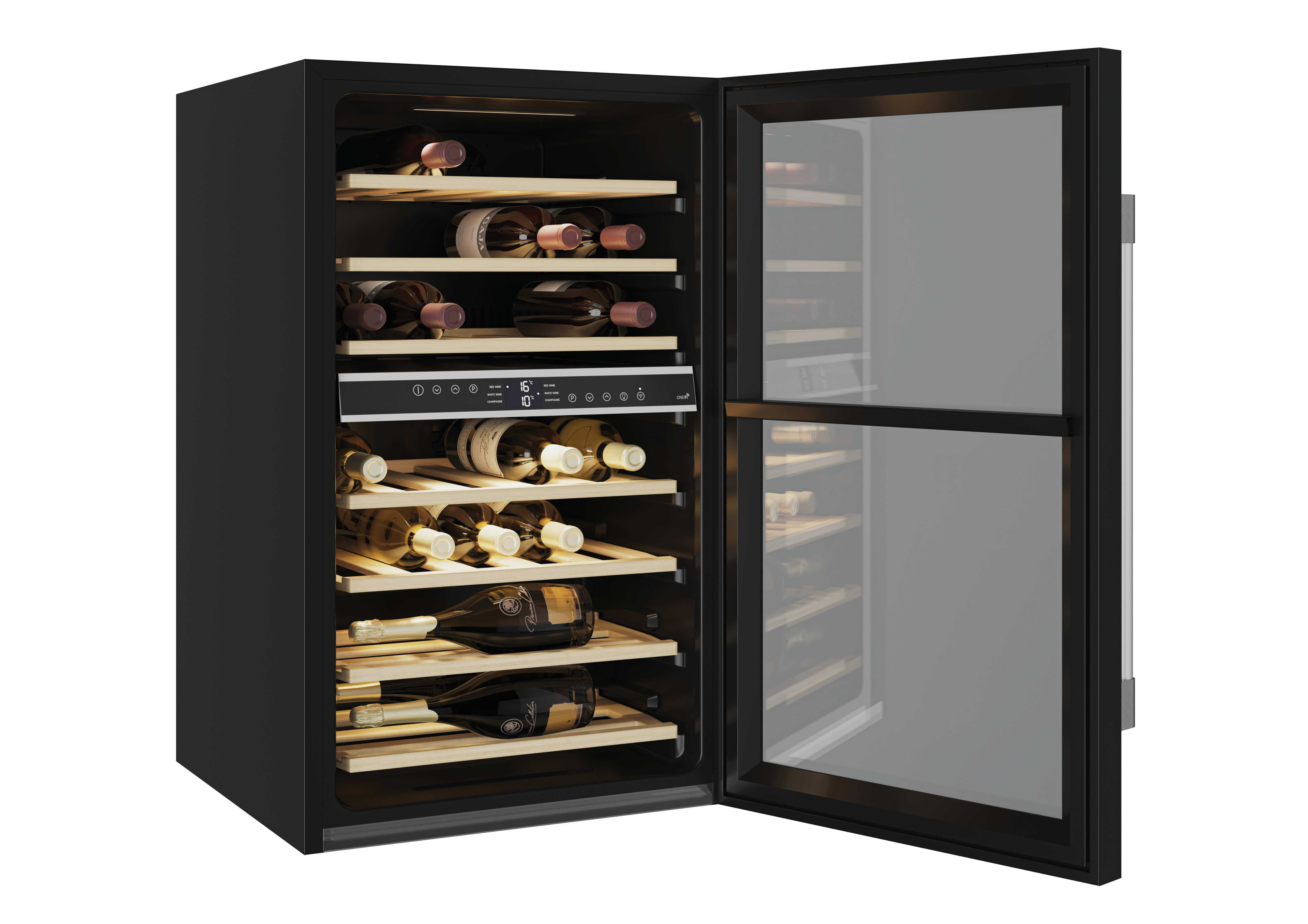 Enfriador de vino con puerta abierta, mostrando botellas en estantes de madera. Panel visible.