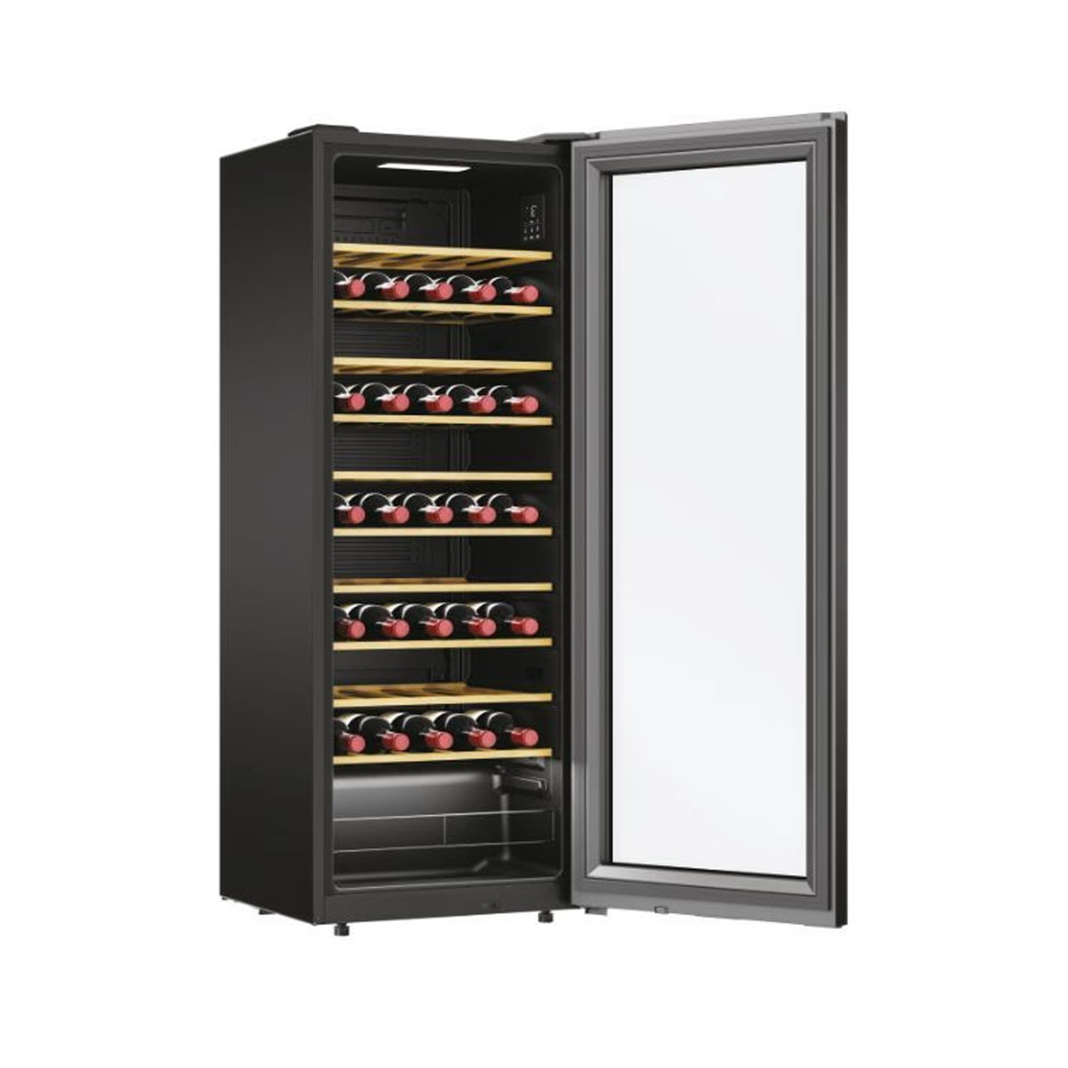 Czarna lodówka na wino z otwartymi szklanymi drzwiami, wypełniona butelkami wina.