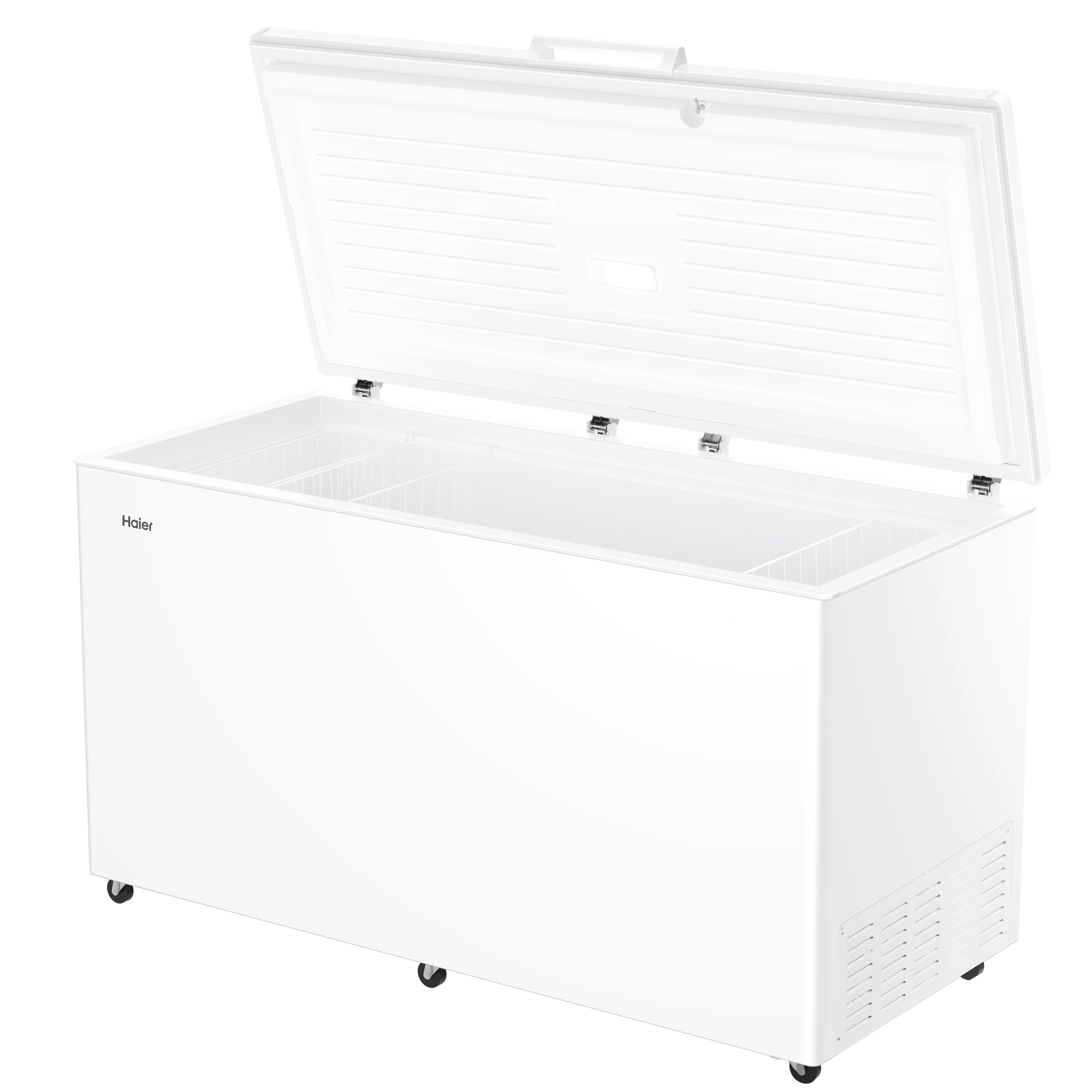 Congelatore a pozzetto Haier bianco con coperchio aperto, che mostra l'interno con cestelli in filo, su sfondo bianco.