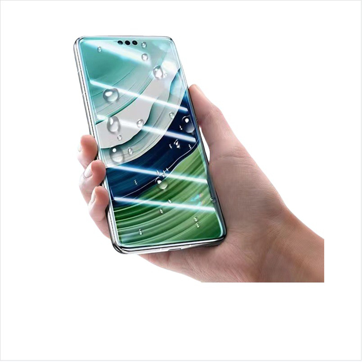 Eine Hand hält ein Telefon mit Displayschutz. Wassertropfen sind auf dem Bildschirm.