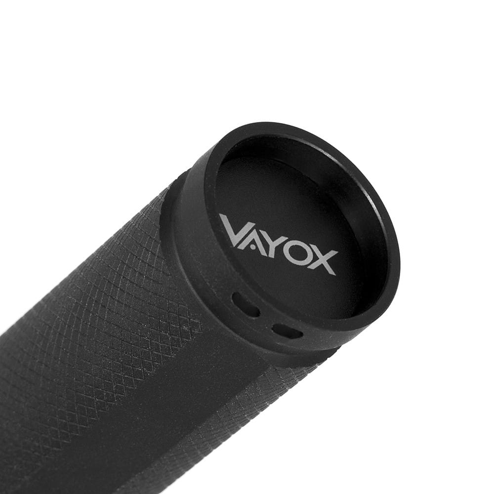 Czarny cylindryczny uchwyt z marką 'VAYOX'.