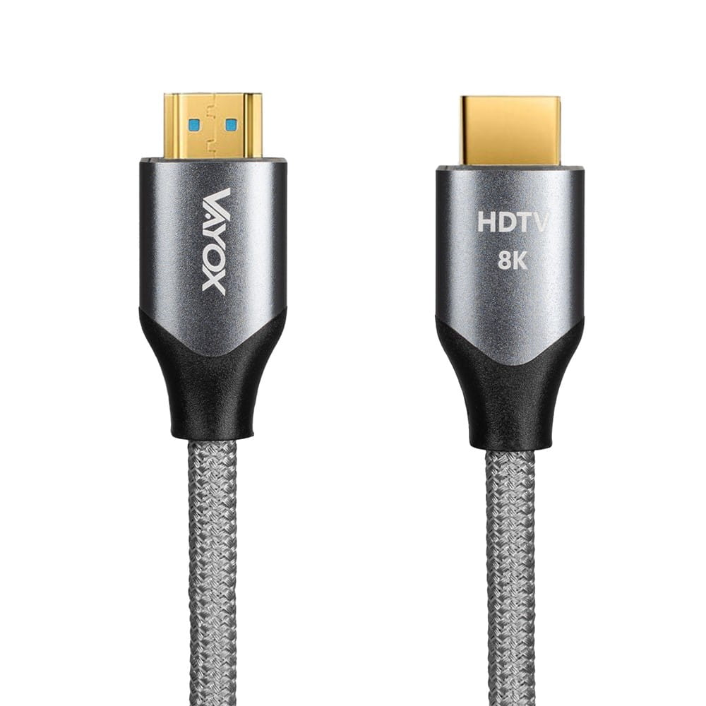 Dwa złącza HDMI ze złotymi złączami, jedno z niebieskimi wstawkami. Szary kabel, białe tło.