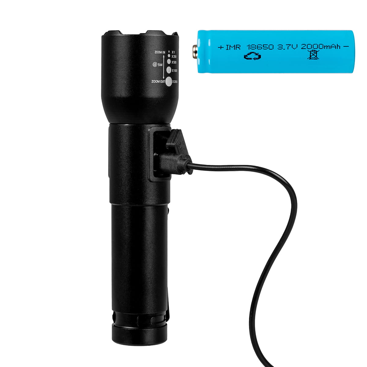 Czarna latarka z niebieskim akumulatorem. Kabel ładujący jest podłączony do latarki.