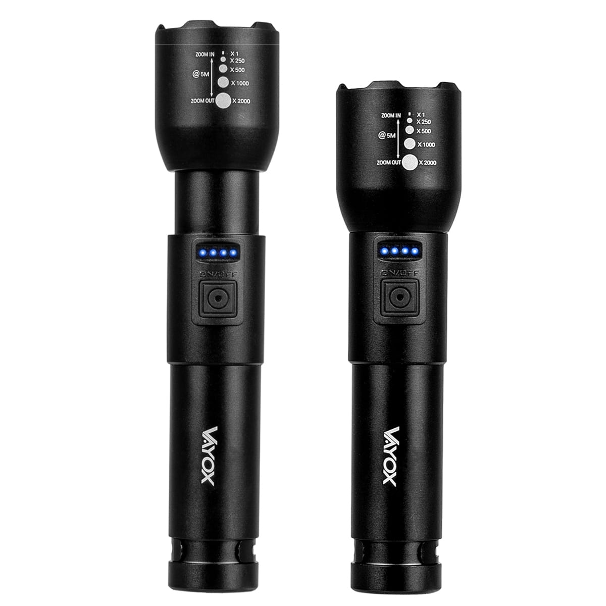 Dwie czarne latarki Vayox. Obie mają zoom i wskaźniki zasilania. Światła są wyłączone.