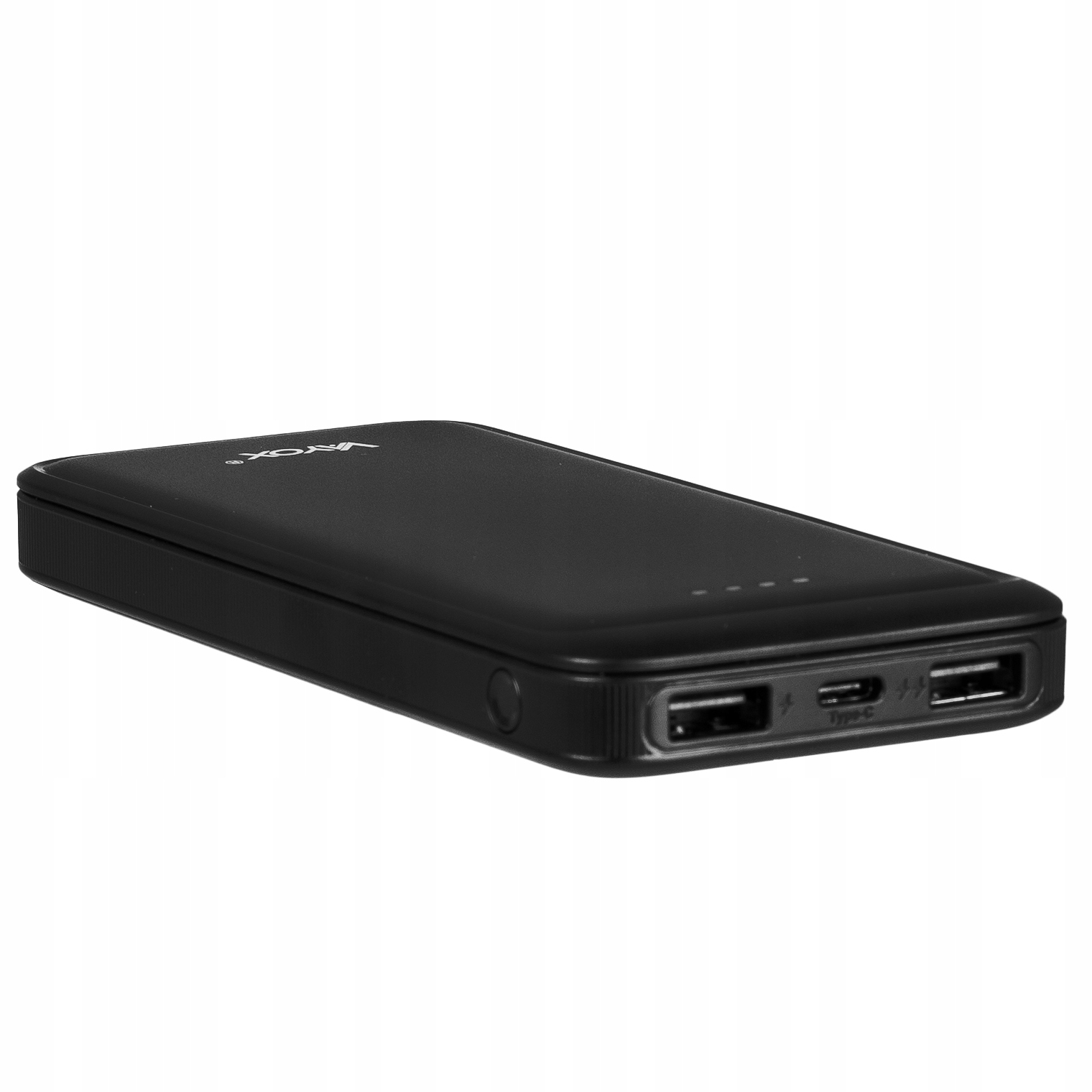 Czarny power bank z dwoma portami USB i portem Type-C. Leży na białej powierzchni.