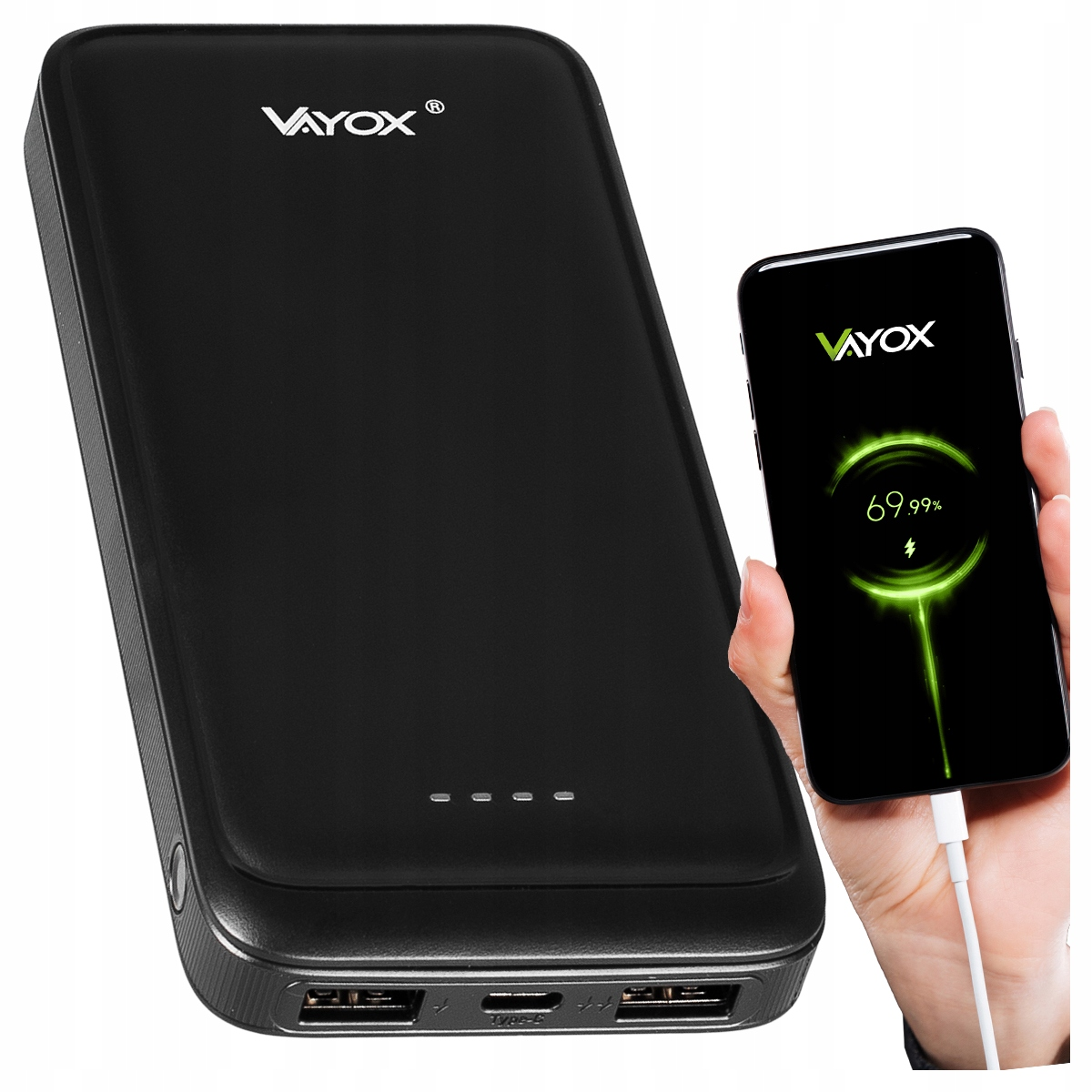 Czarny power bank i ładujący się telefon. Telefon pokazuje 69% ładowania. Białe tło.