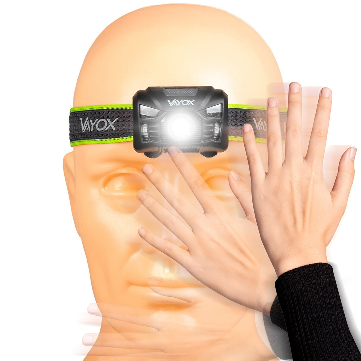 Demonstracja użycia czołówki. Czołówka na głowie manekina, a dłoń gestykuluje w jej kierunku.