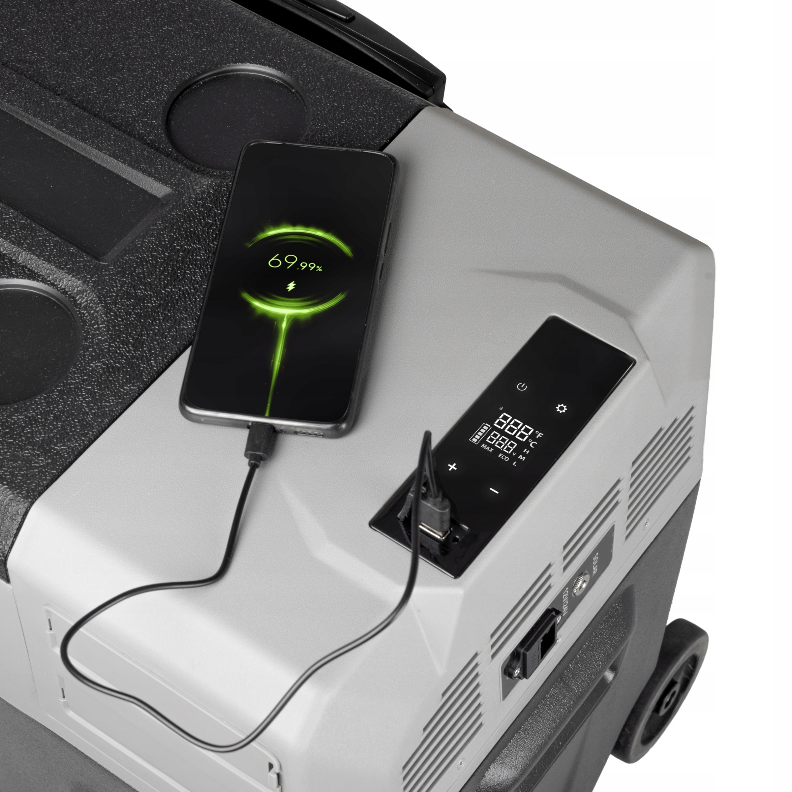 Chłodziarka z telefonem ładującym się na górze; telefon pokazuje poziom baterii i panel sterowania.