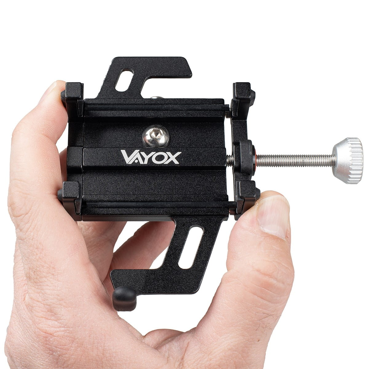 Dłoń trzymająca czarny uchwyt na telefon do roweru z zaciskiem i uchwytem.