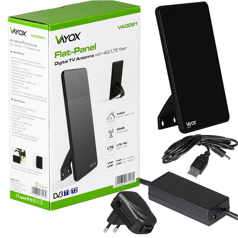 Czarna antena telewizyjna cyfrowa z płaskim panelem z akcesoriami w zielono-białym pudełku. Zawiera stojak i zasilacze.