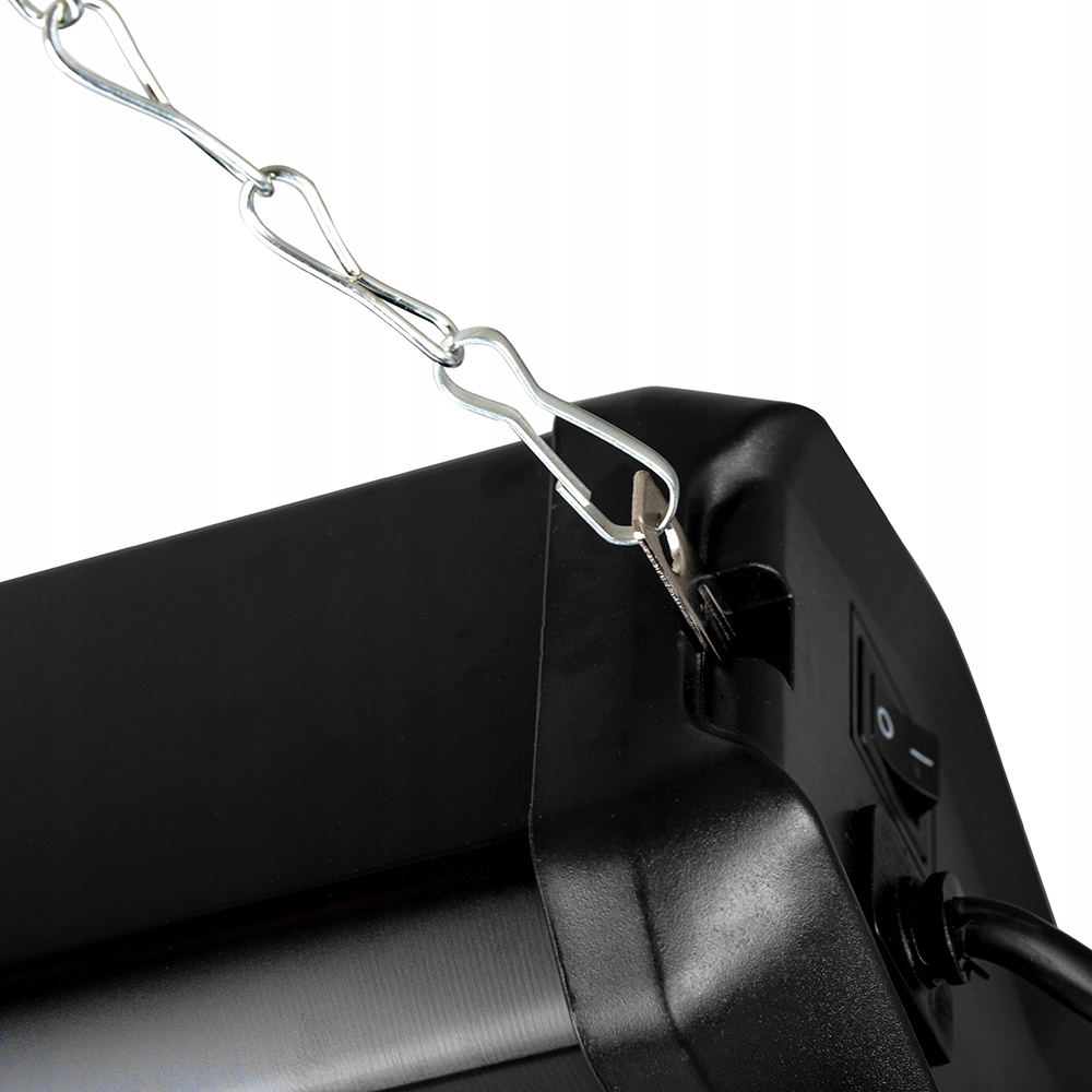 Czarne prostokątne urządzenie z łańcuchem, przyciskiem zasilania i kablem, na białym tle.